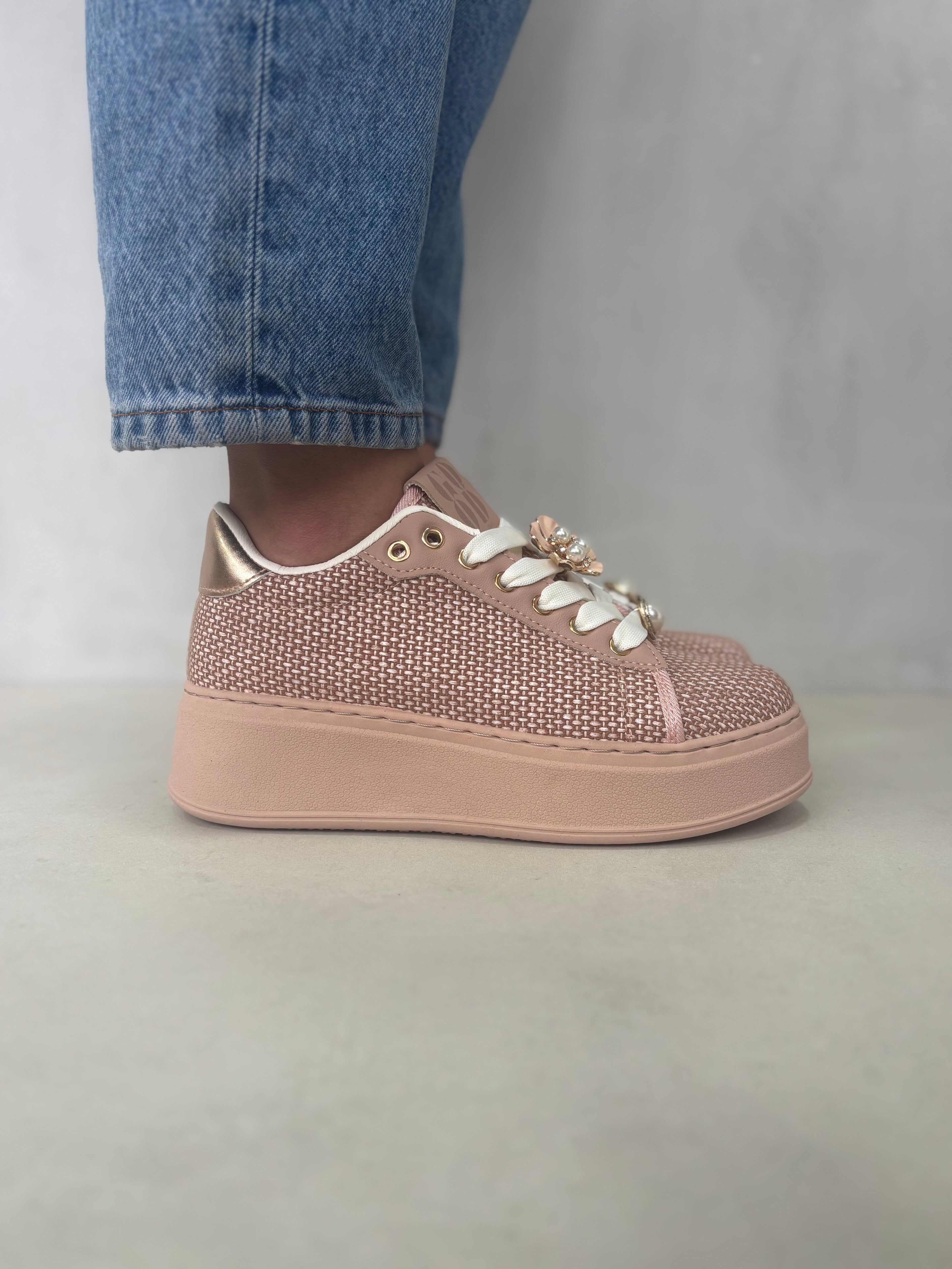 Zapatillas Rosadas con Plataforma, Acabado Brillante y Perlas en Cordones Dorados + Estilo Sofisticado + 14439