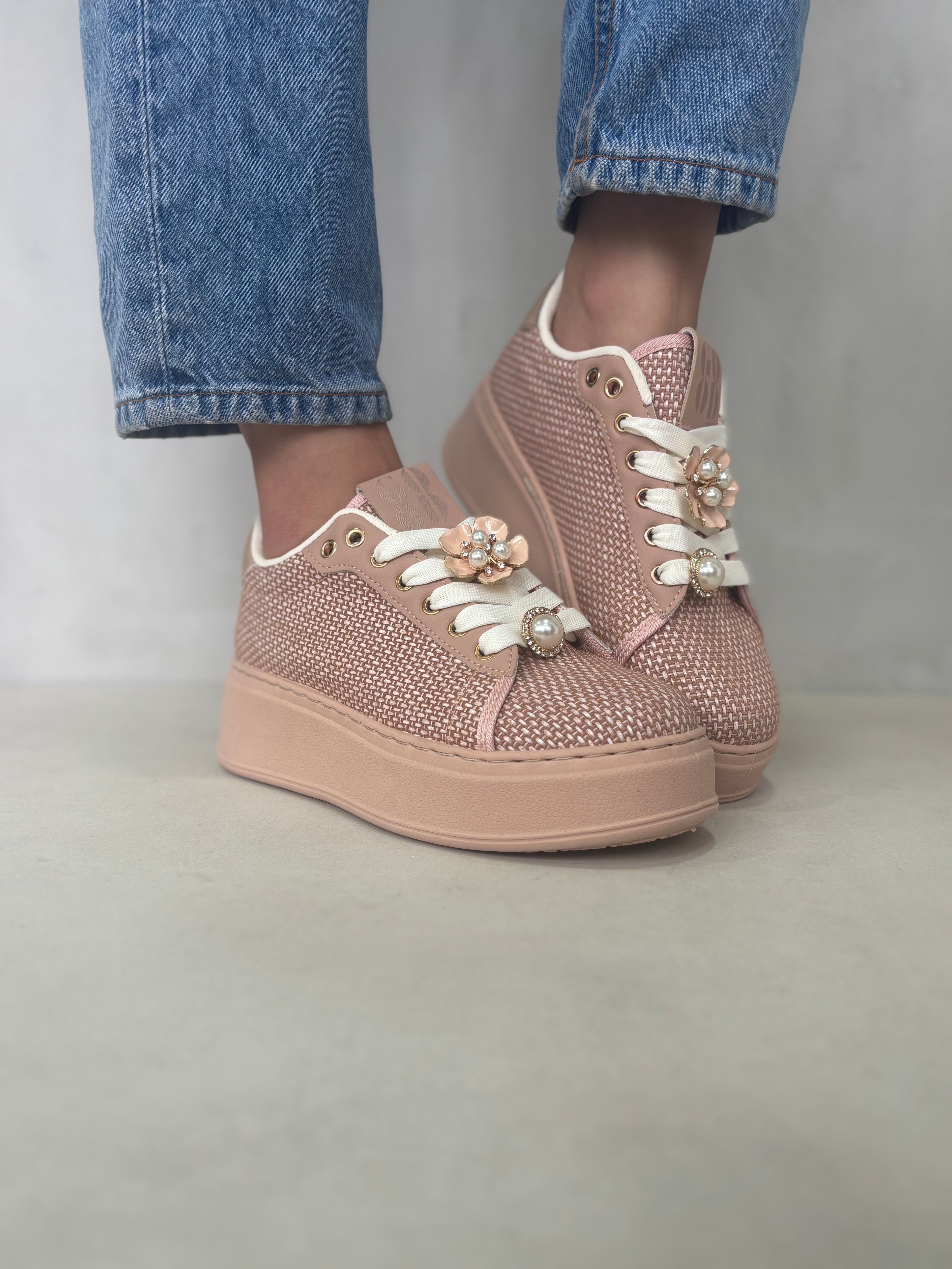 Zapatillas Rosadas con Plataforma, Acabado Brillante y Perlas en Cordones Dorados + Estilo Sofisticado + 14439