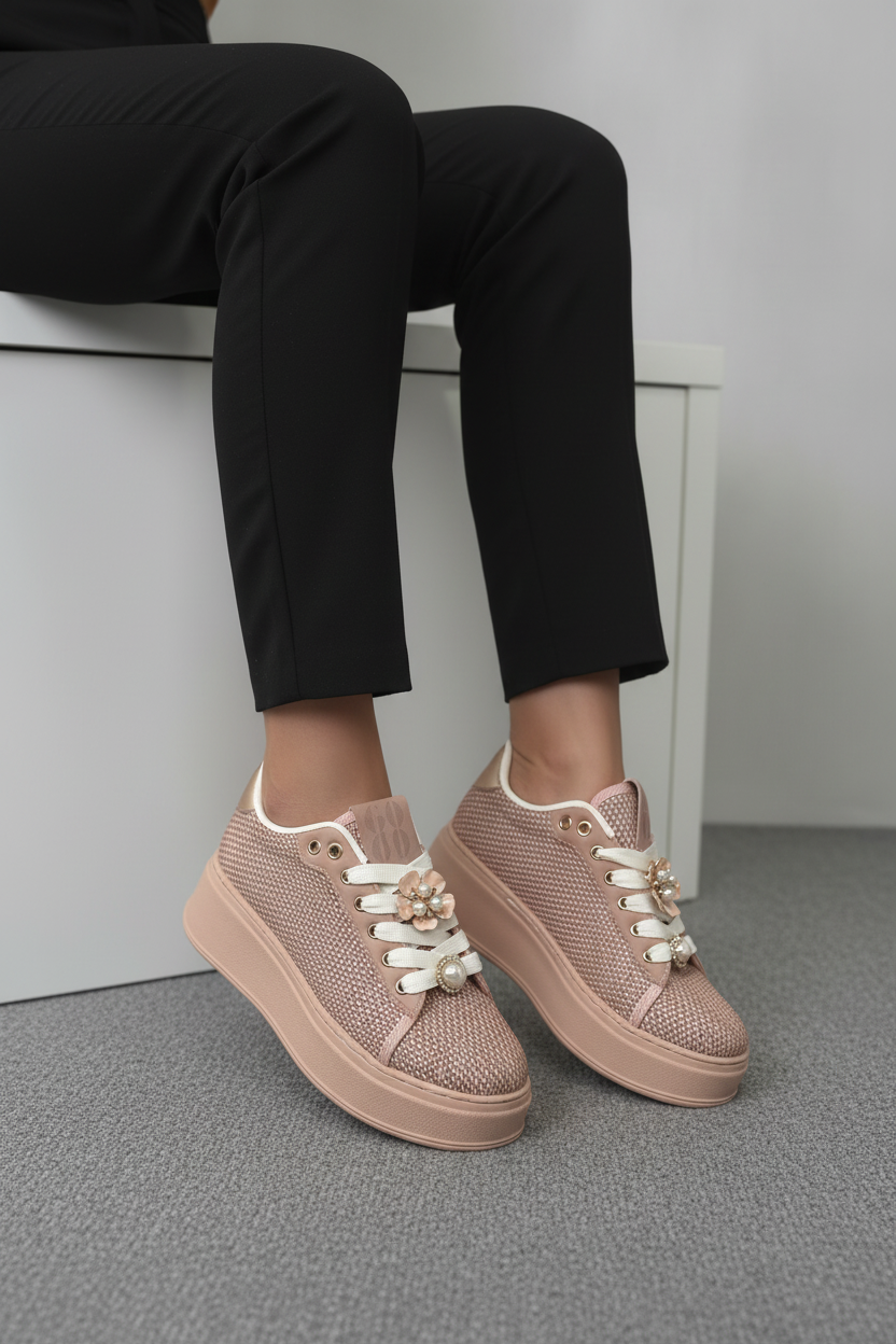 Zapatillas Rosadas con Plataforma, Acabado Brillante y Perlas en Cordones Dorados + Estilo Sofisticado + 14439