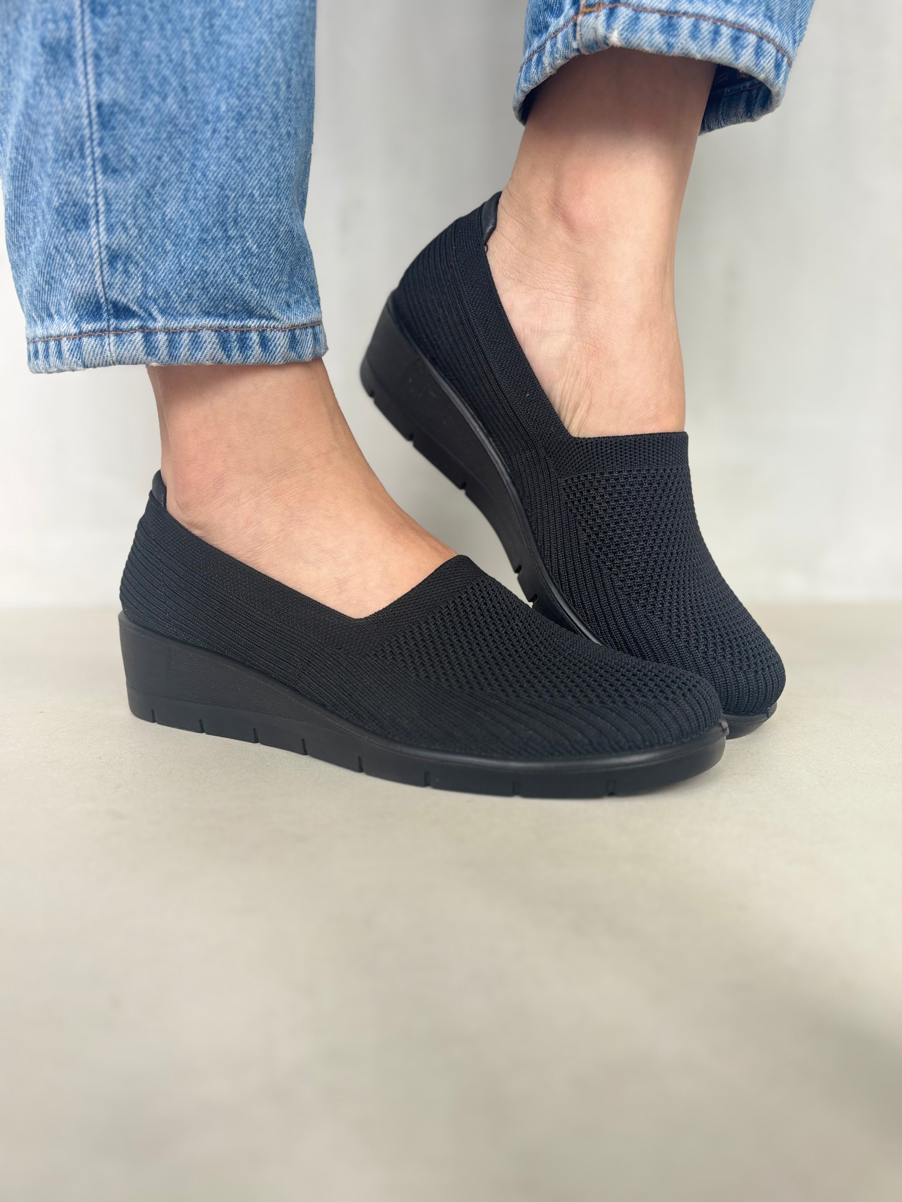 14081 – Zapatos Slip-On Negros Tejidos con Plataforma Ergonómica