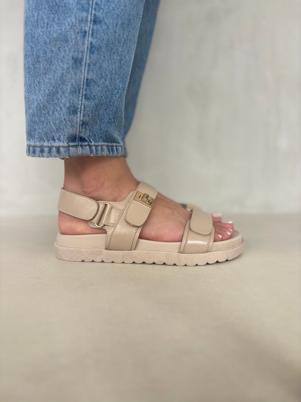 Sandalias Doble Correa Dorada 14416 Con Correas Ajustables Y Detalles Metálicos Dorados