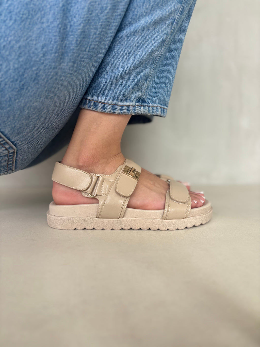 Sandalias Doble Correa Dorada 14416 Con Correas Ajustables Y Detalles Metálicos Dorados