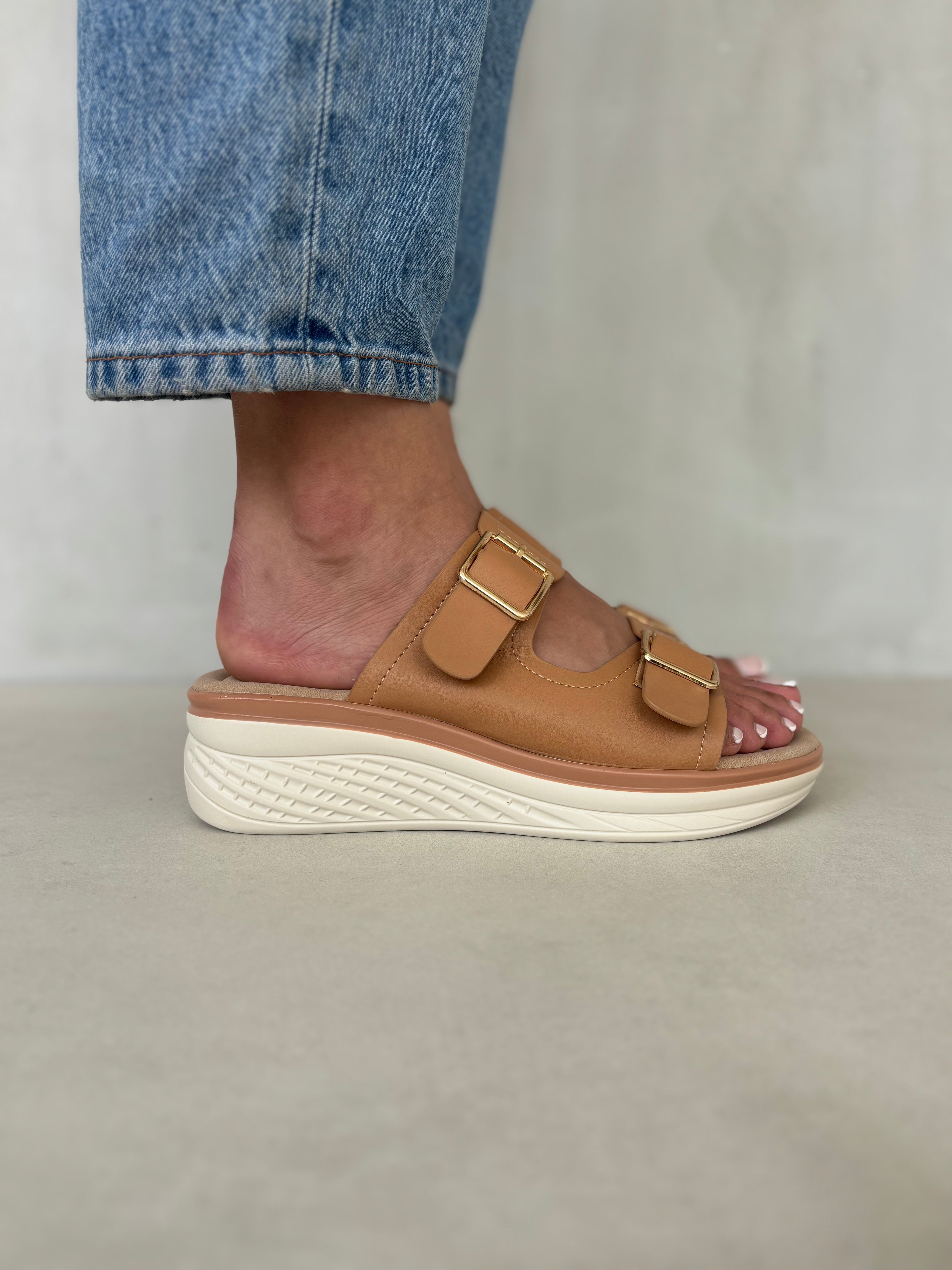 Sandalias Plataforma Camel 14366 Con Hebillas Doradas Ajustables Para Calce Personalizado Y Comodidad Superior