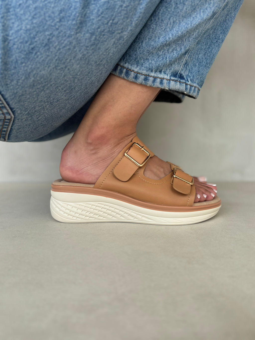 Sandalias Plataforma Camel 14366 Con Hebillas Doradas Ajustables Para Calce Personalizado Y Comodidad Superior