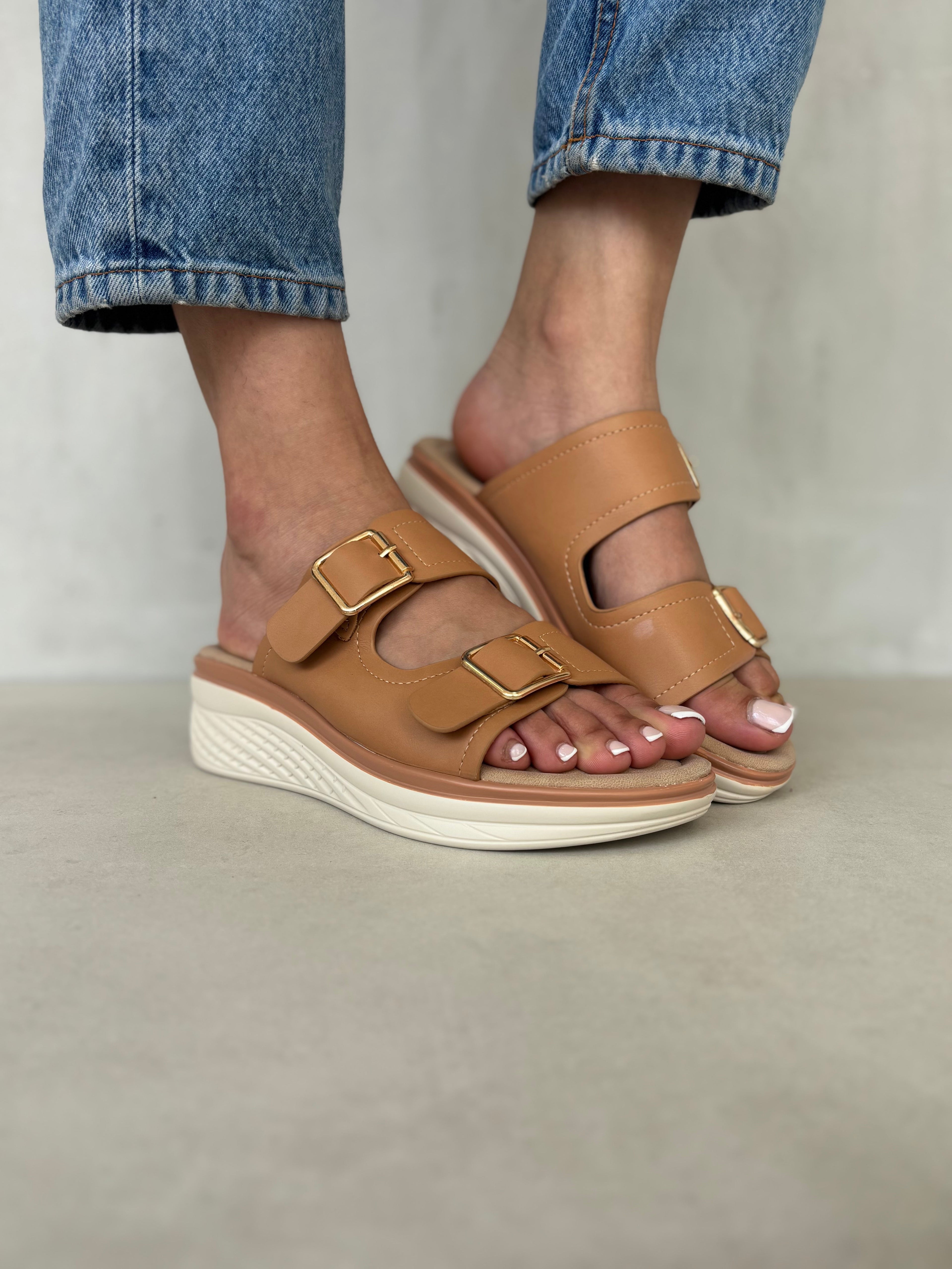 Sandalias Plataforma Camel 14366 Con Hebillas Doradas Ajustables Para Calce Personalizado Y Comodidad Superior