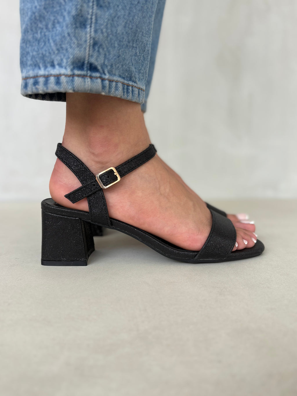 Sandalias Brillo Sutil 14335 Con Tacón Cuadrado Y Pulsera Ajustable Para Elegancia Moderna