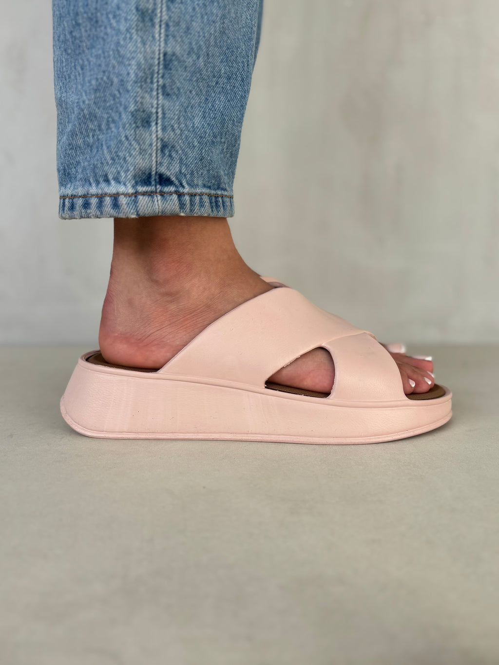 Sandalias Slider Rosadas 14377 Con Tiras Cruzadas Y Plataforma Ligera Para Dama, Estilo Moderno Y Máxima Comodidad