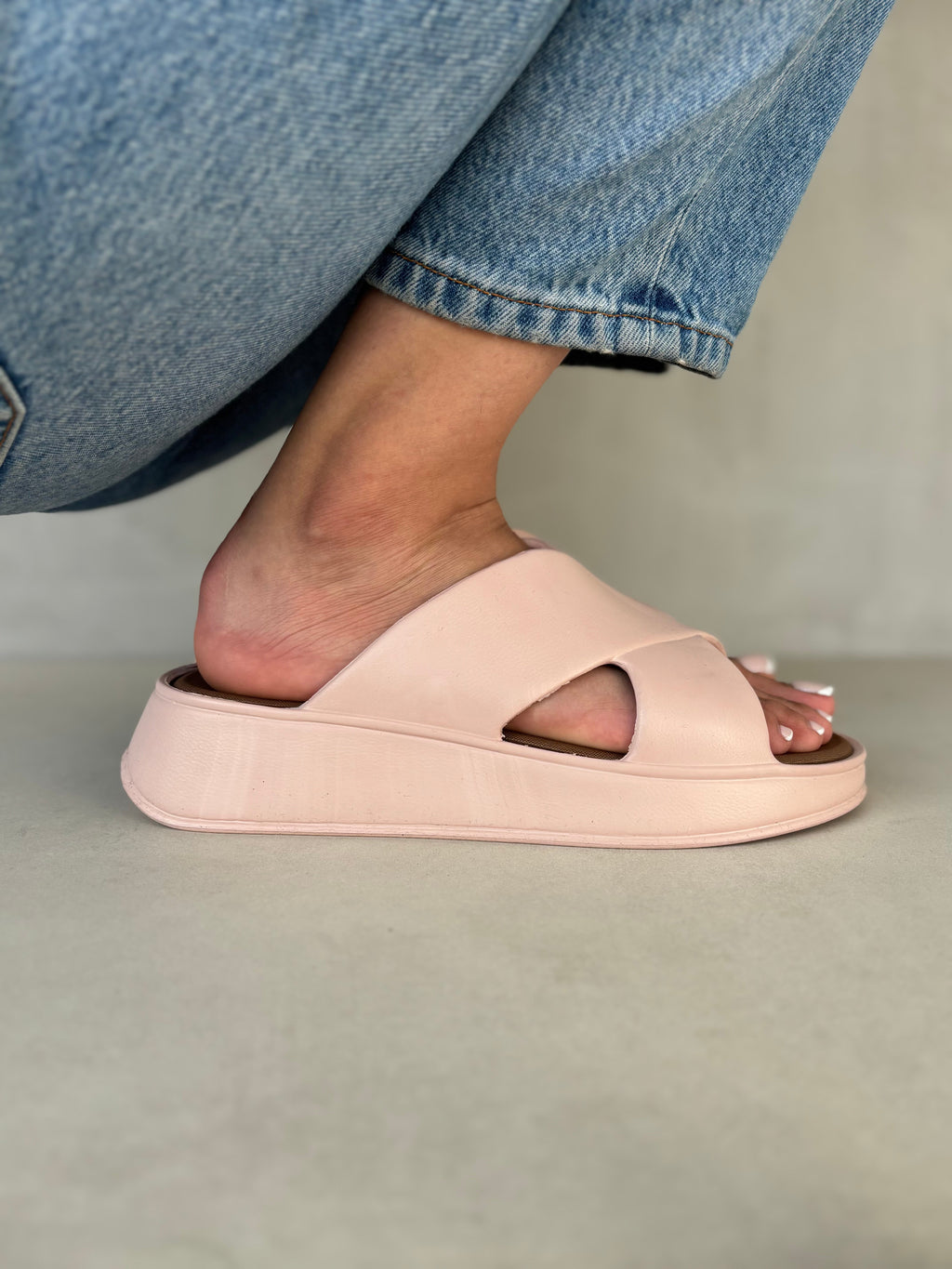 Sandalias Slider Rosadas 14377 Con Tiras Cruzadas Y Plataforma Ligera Para Dama, Estilo Moderno Y Máxima Comodidad