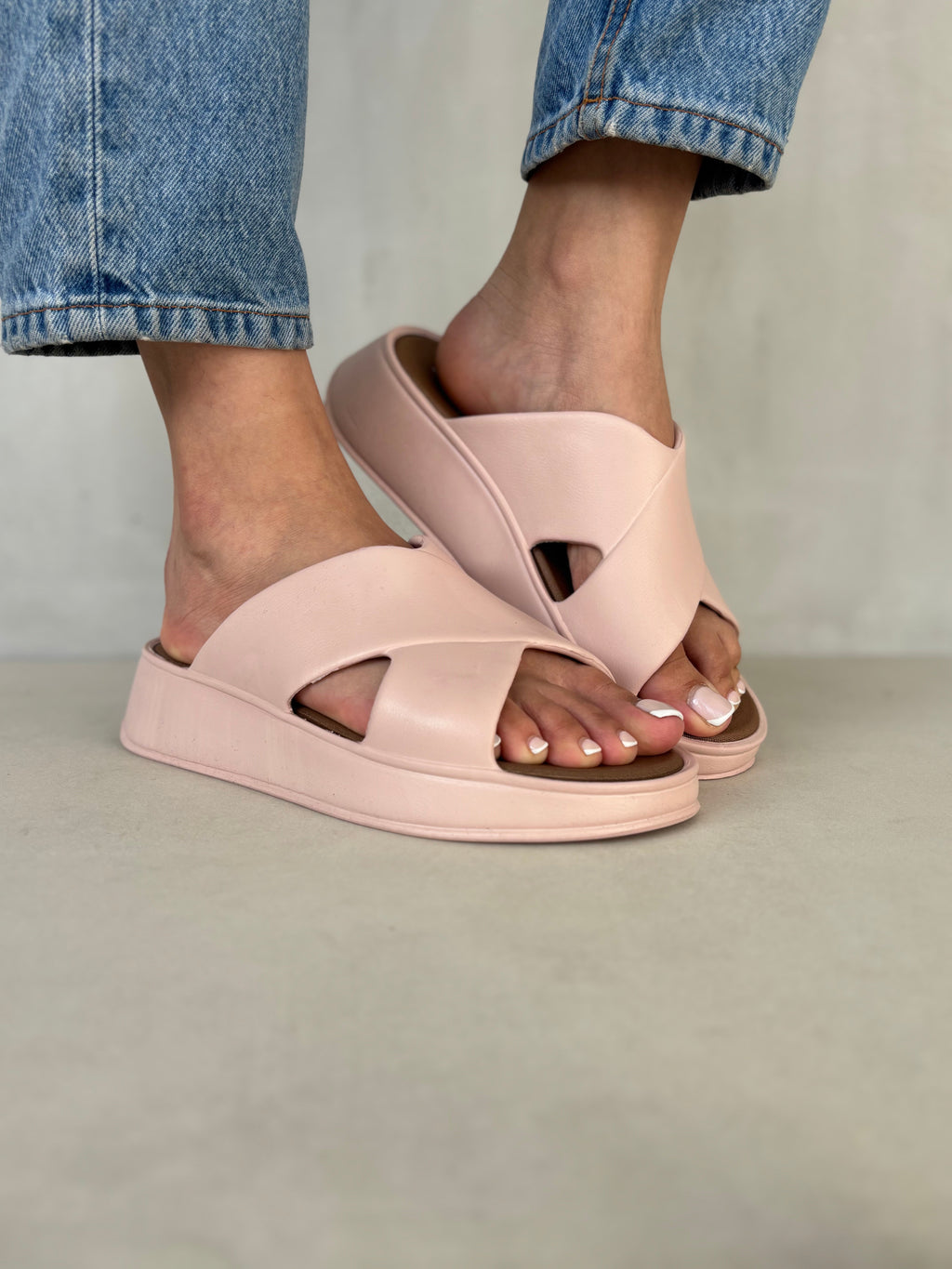 Sandalias Slider Rosadas 14377 Con Tiras Cruzadas Y Plataforma Ligera Para Dama, Estilo Moderno Y Máxima Comodidad
