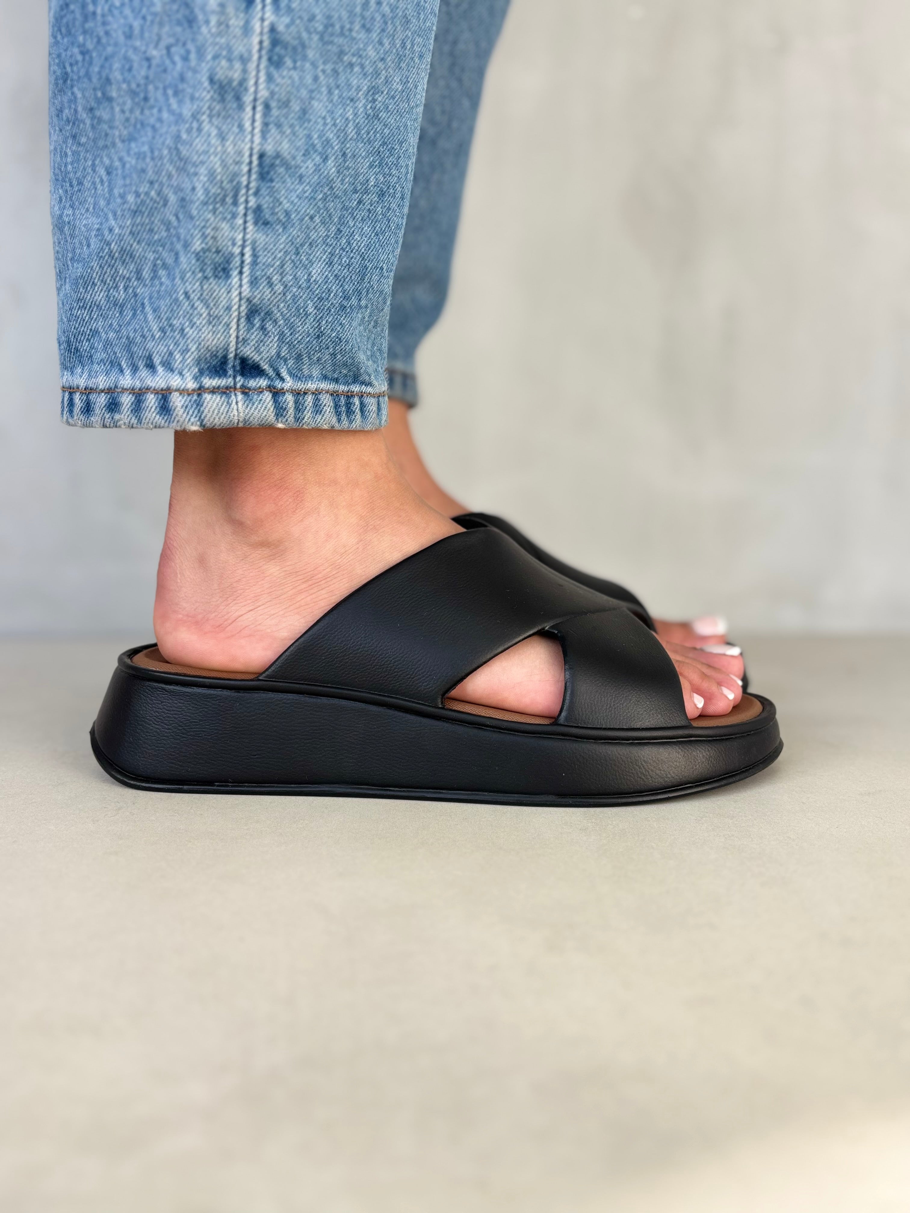 Sandalias Slider Negras Con Tiras Cruzadas Y Plataforma Ligera Para Dama – 14378