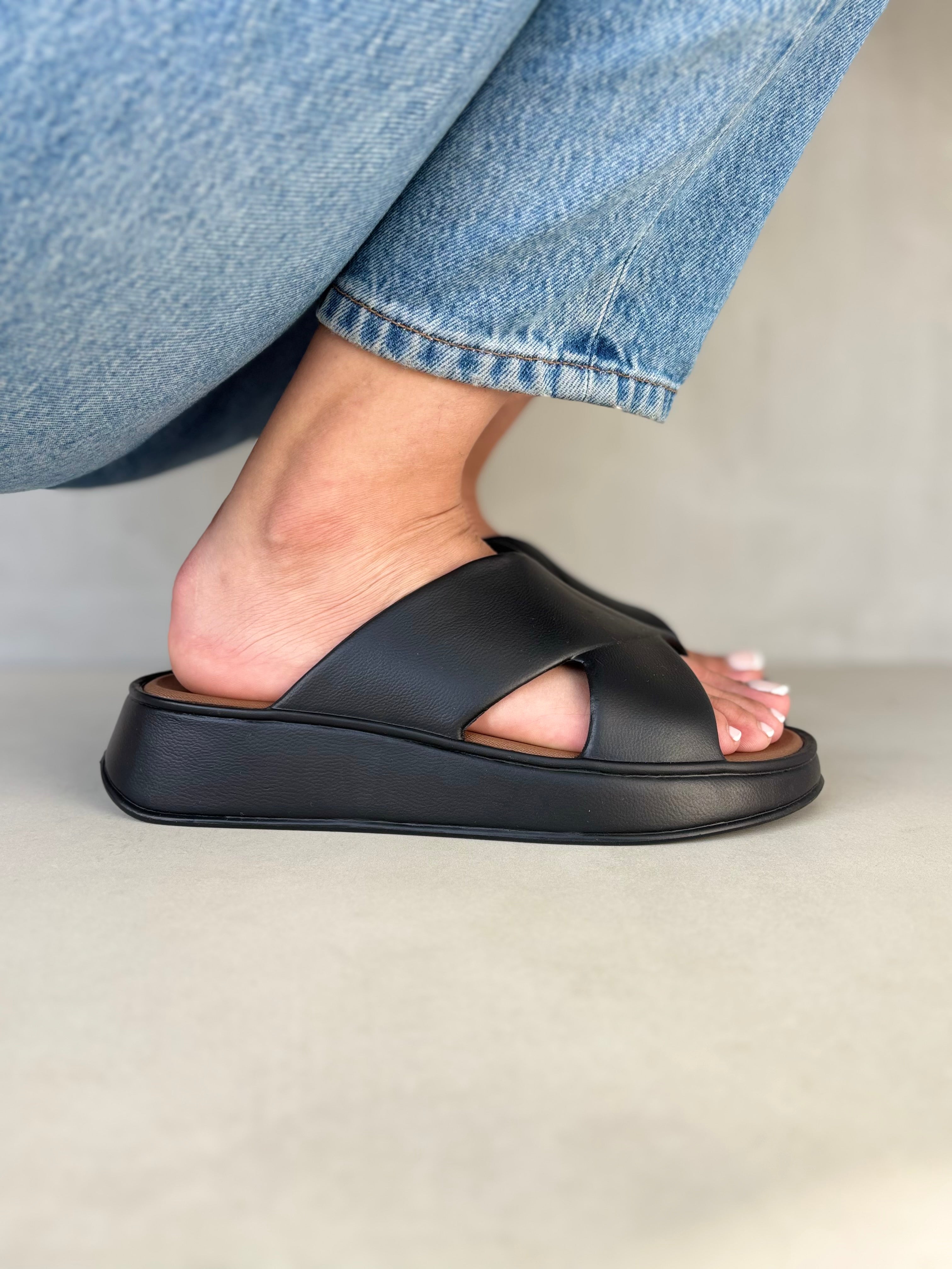 Sandalias Slider Negras Con Tiras Cruzadas Y Plataforma Ligera Para Dama – 14378