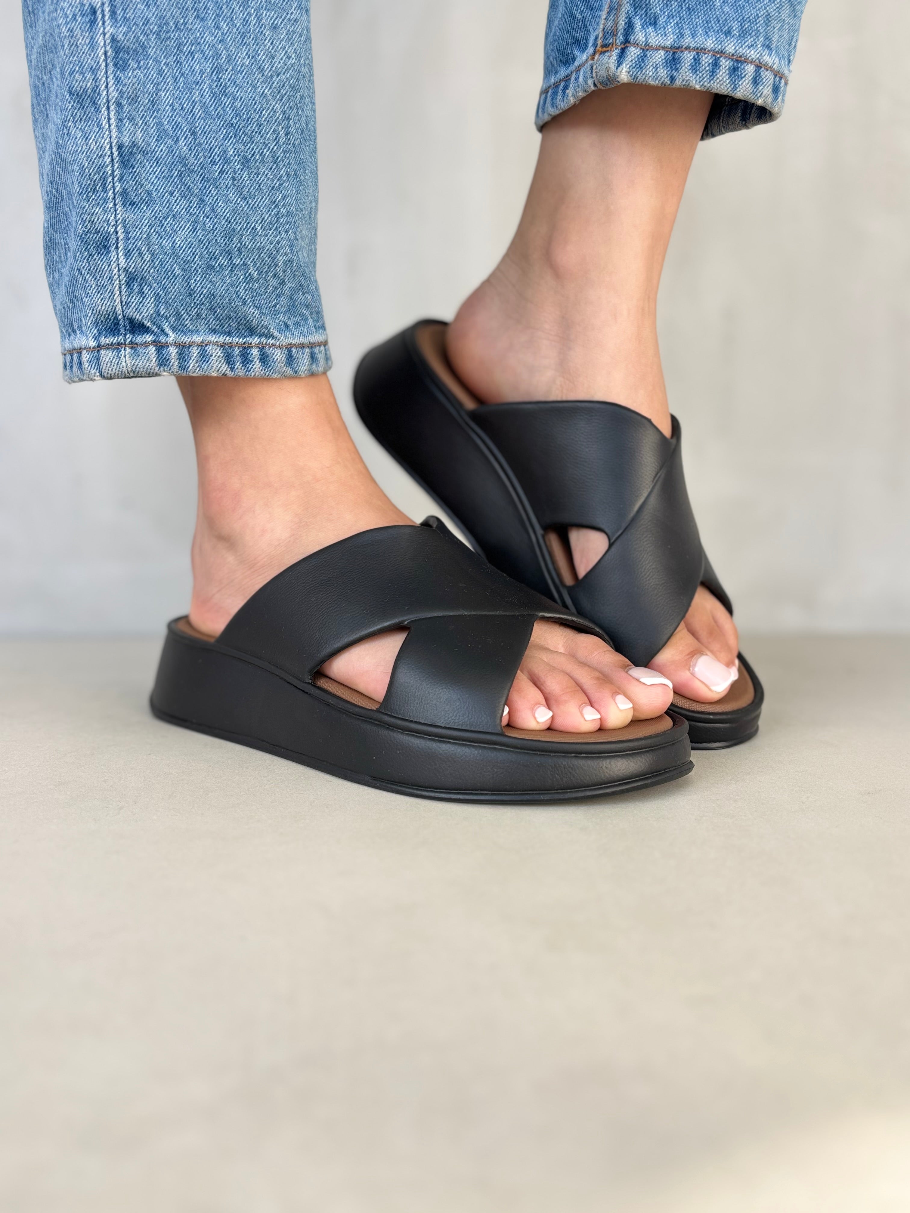 Sandalias Slider Negras Con Tiras Cruzadas Y Plataforma Ligera Para Dama – 14378