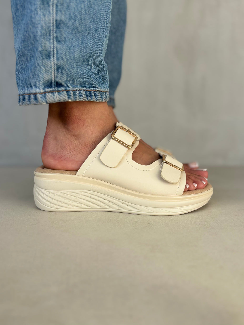 Sandalias Con Plataforma Beige 14367 Elegancia Y Comodidad En Cada Paso Con Dos Tiras Anchas Y Hebillas Doradas