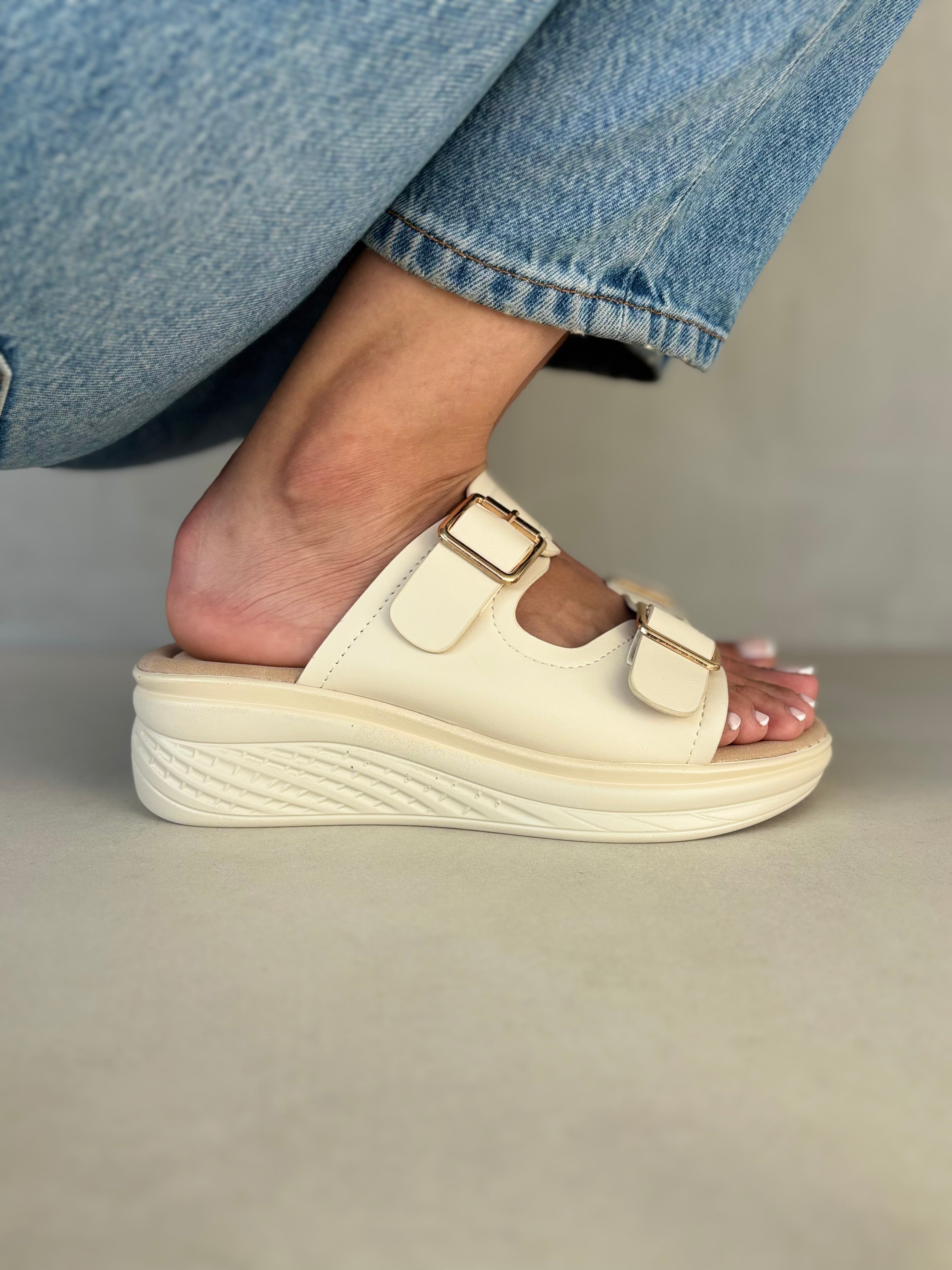 Sandalias Con Plataforma Beige 14367 Elegancia Y Comodidad En Cada Paso Con Dos Tiras Anchas Y Hebillas Doradas