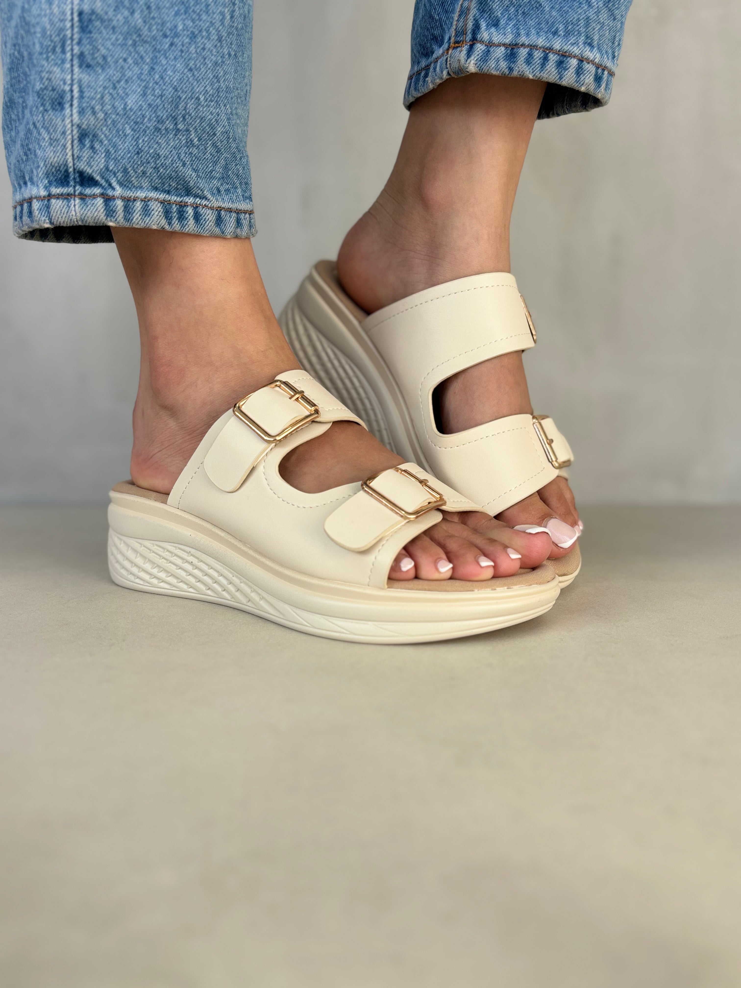 Sandalias Con Plataforma Beige 14367 Elegancia Y Comodidad En Cada Paso Con Dos Tiras Anchas Y Hebillas Doradas