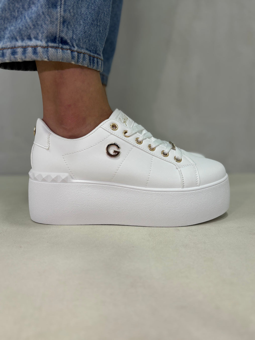Zapatillas Plataforma Dorada 14303 Con Detalles Dorados Y Estilo Moderno Y Sofisticado Para El Día A Día