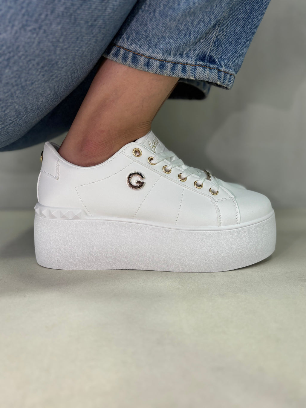 Zapatillas Plataforma Dorada 14303 Con Detalles Dorados Y Estilo Moderno Y Sofisticado Para El Día A Día