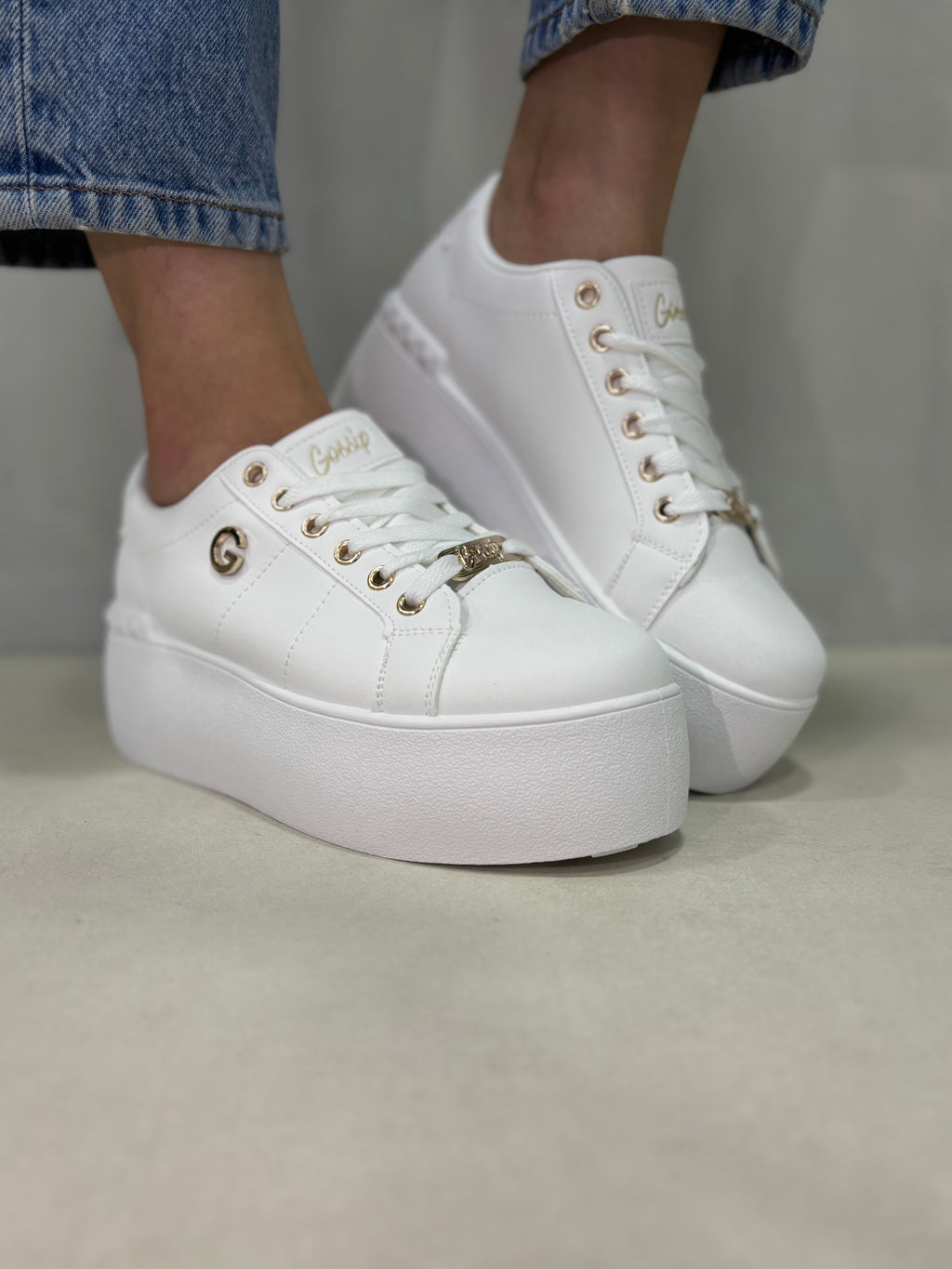 Zapatillas Plataforma Dorada 14303 Con Detalles Dorados Y Estilo Moderno Y Sofisticado Para El Día A Día