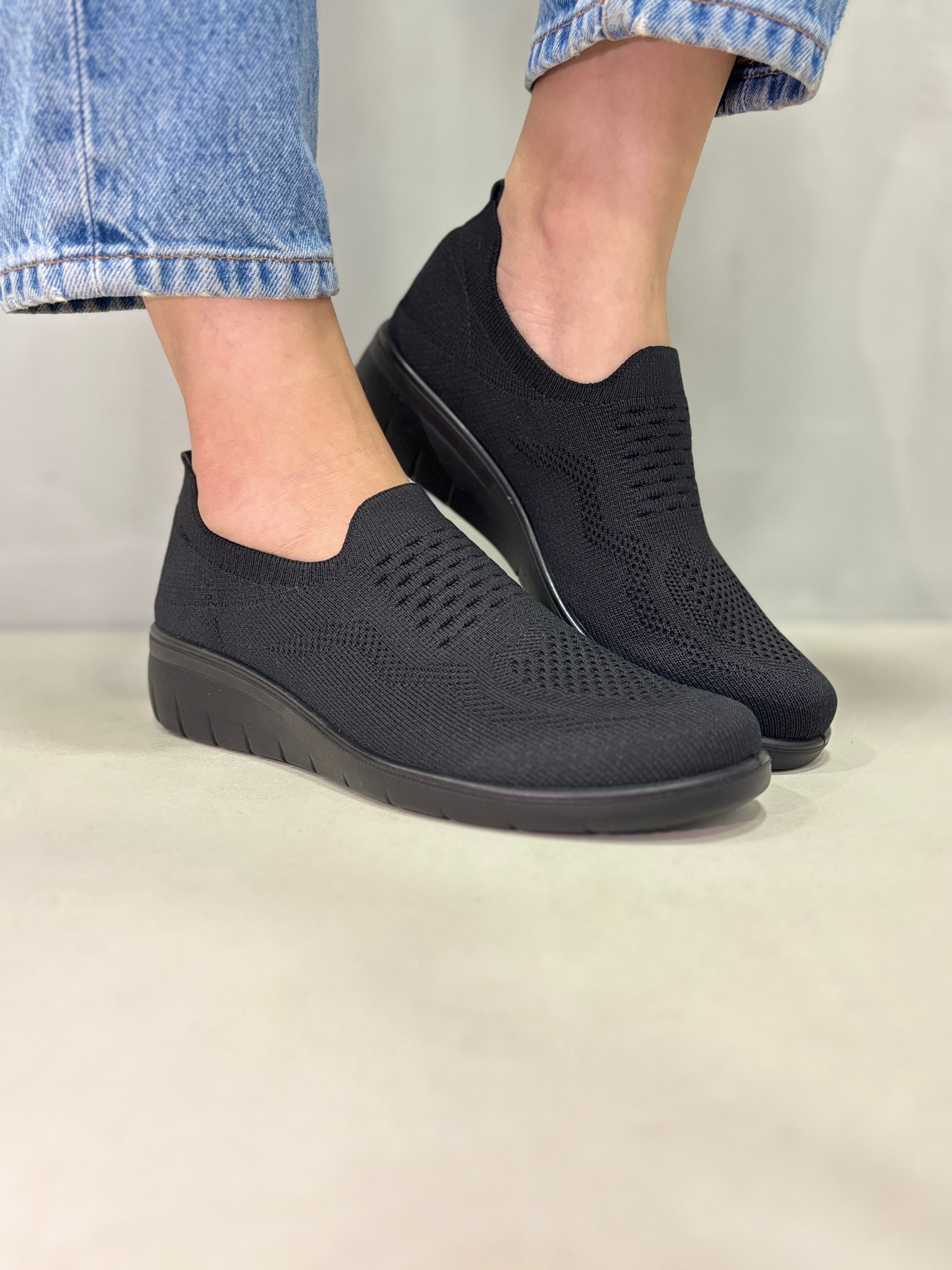 12791 – Zapatos tipo slip-on negros tejidos con suela ergonómica