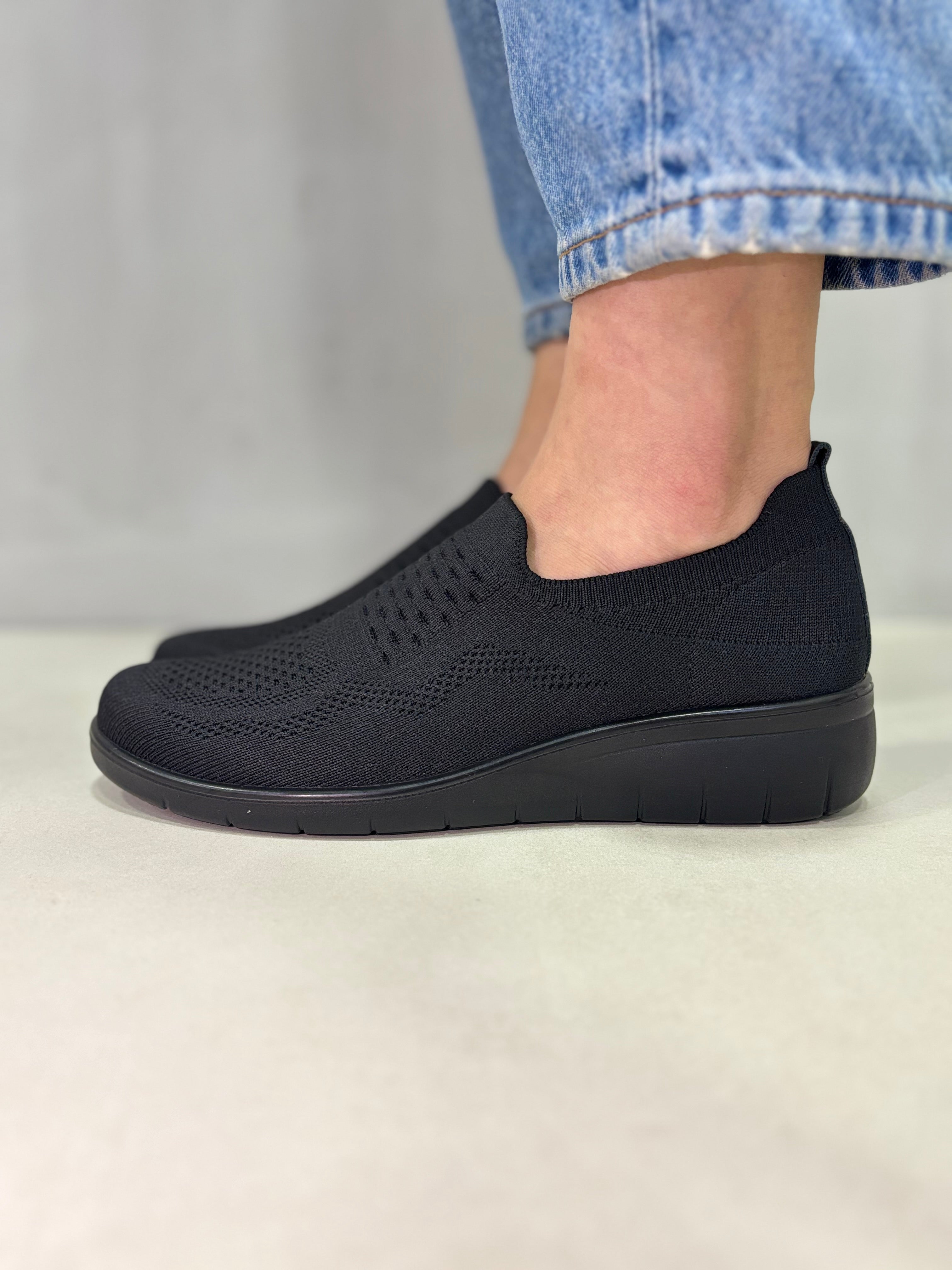 12791 – Zapatos tipo slip-on negros tejidos con suela ergonómica