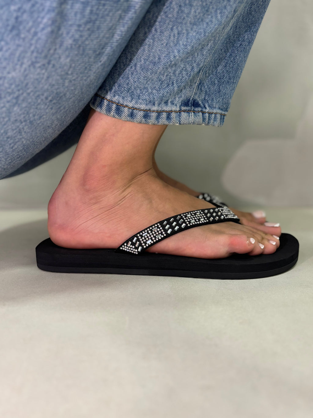 Chancletas Negras Piedras Brillantes 14381 Con Base Acolchada Para Comodidad Todo El Dia