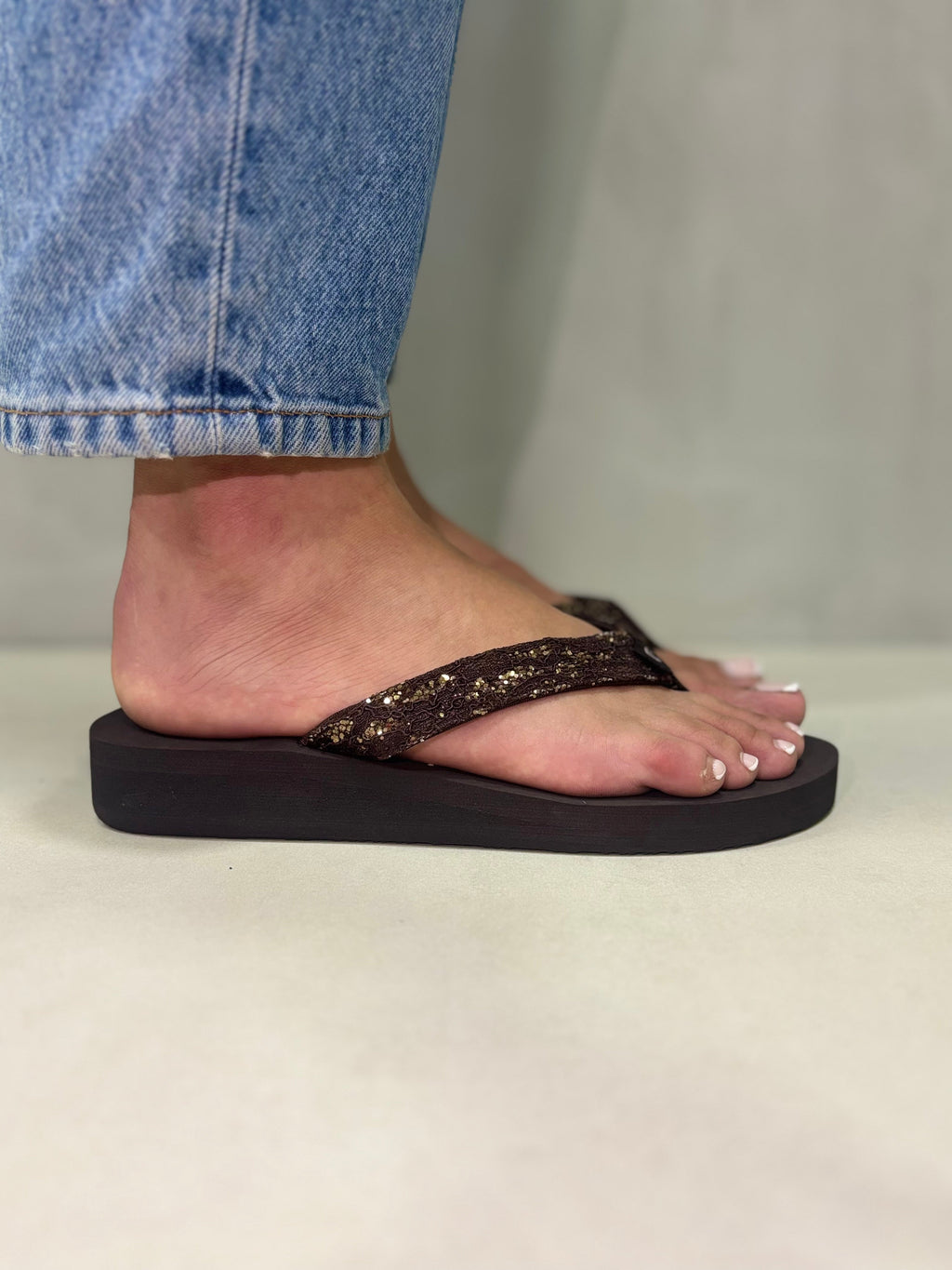 Chancletas Brillos Marrón Oscuro 14393 Con Tiras Decoradas Y Base Acolchonada Para Máxima Comodidad