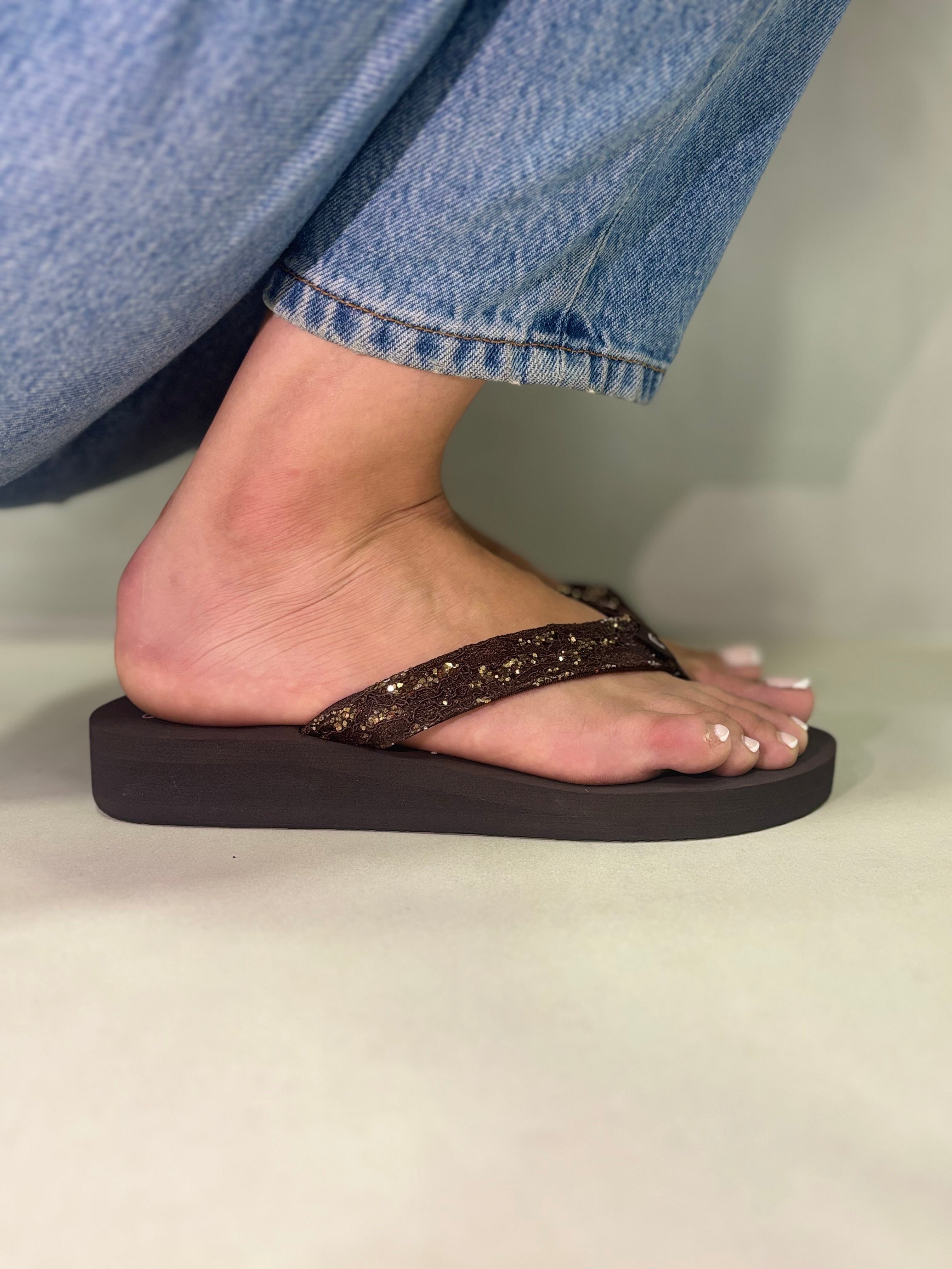 Chancletas Brillos Marrón Oscuro 14393 Con Tiras Decoradas Y Base Acolchonada Para Máxima Comodidad