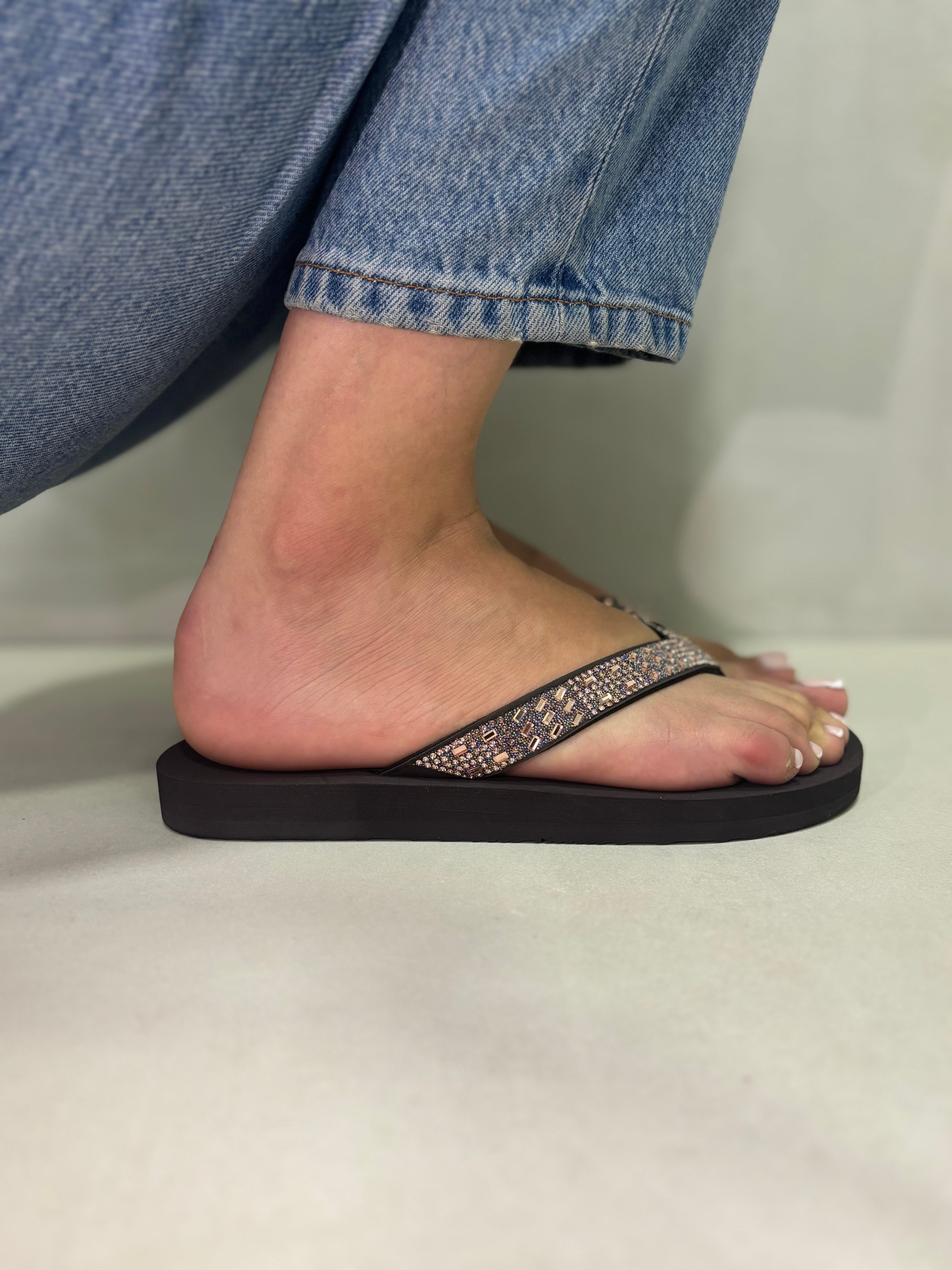 Chancletas Marrón Brillo Piedras 14382 Con Base Acolchada Y Ligera Para Máxima Comodidad