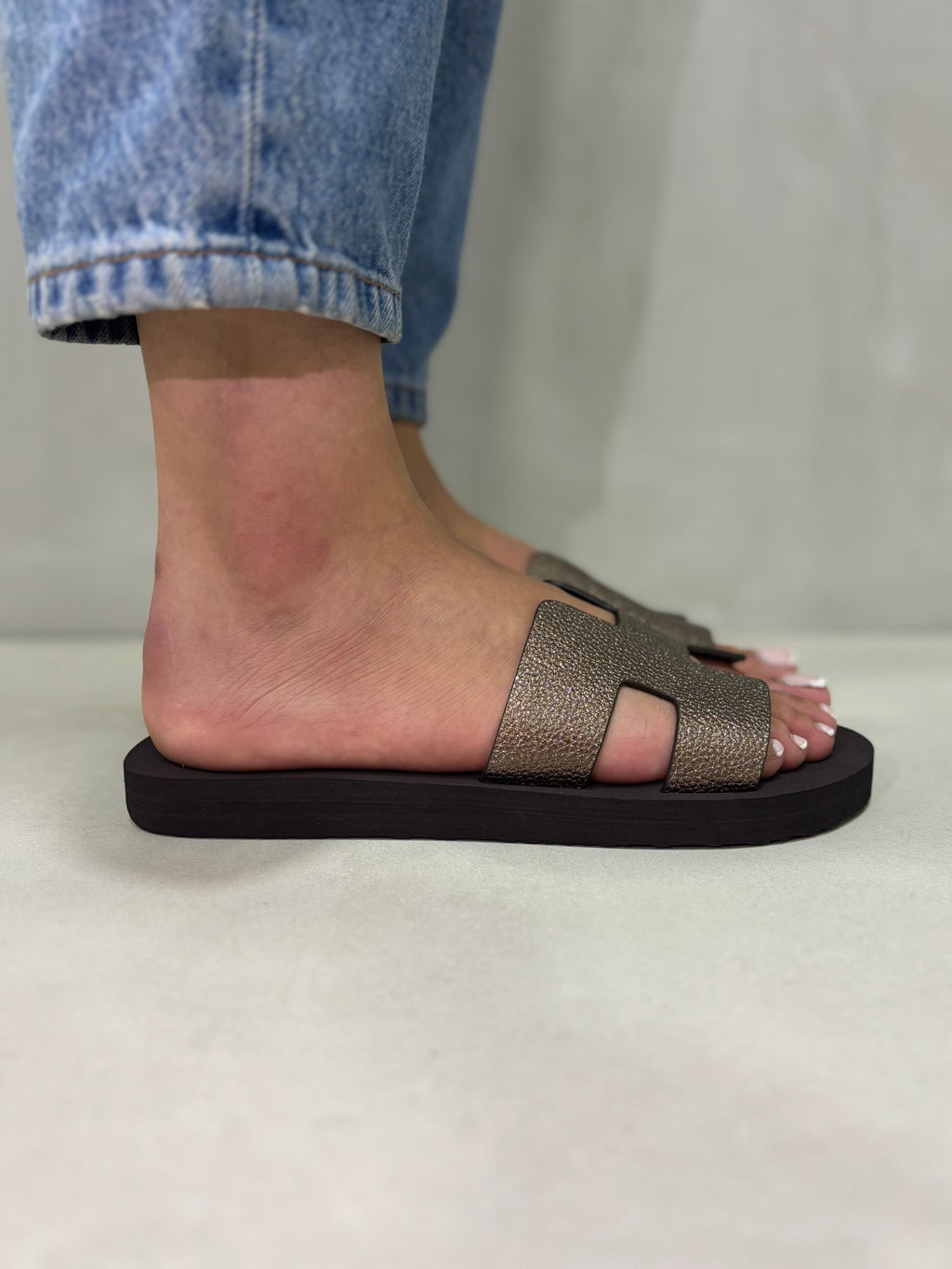 Sandalias Forma H Brillo Metálico 14386 Plantilla Acolchada Para Mayor Comodidad Al Caminar