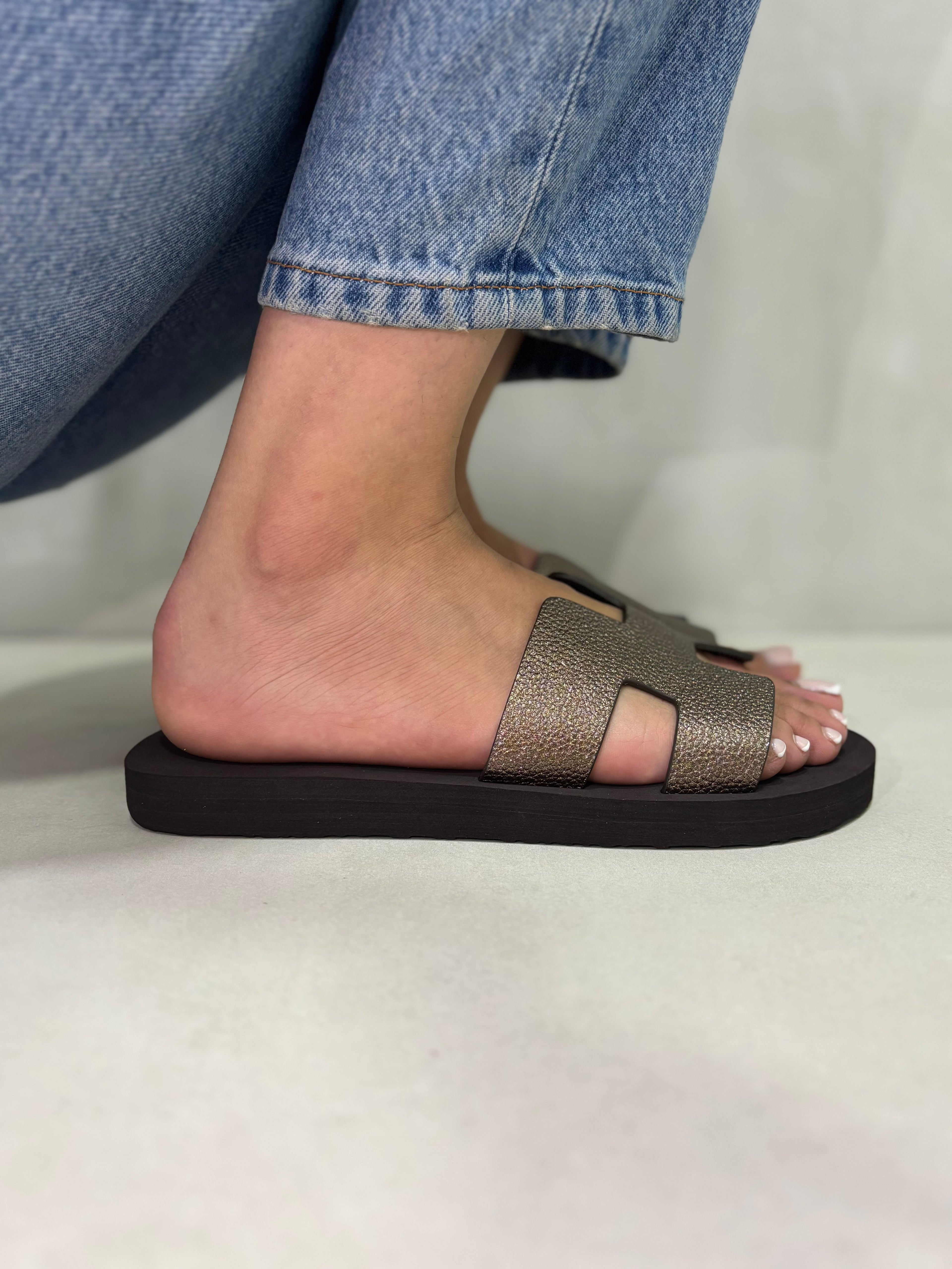 Sandalias Forma H Brillo Metálico 14386 Plantilla Acolchada Para Mayor Comodidad Al Caminar