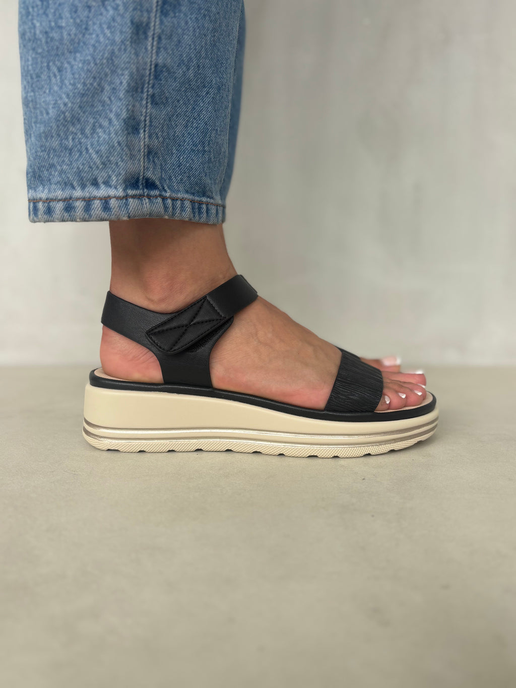 Sandalias De Plataforma Bicolor Con Tira Ajustable 14035 Con Estilo Activo Y Comodidad Duradera