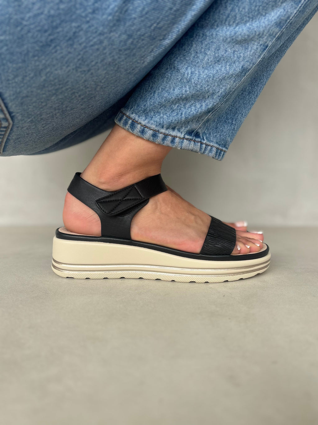 Sandalias De Plataforma Bicolor Con Tira Ajustable 14035 Con Estilo Activo Y Comodidad Duradera