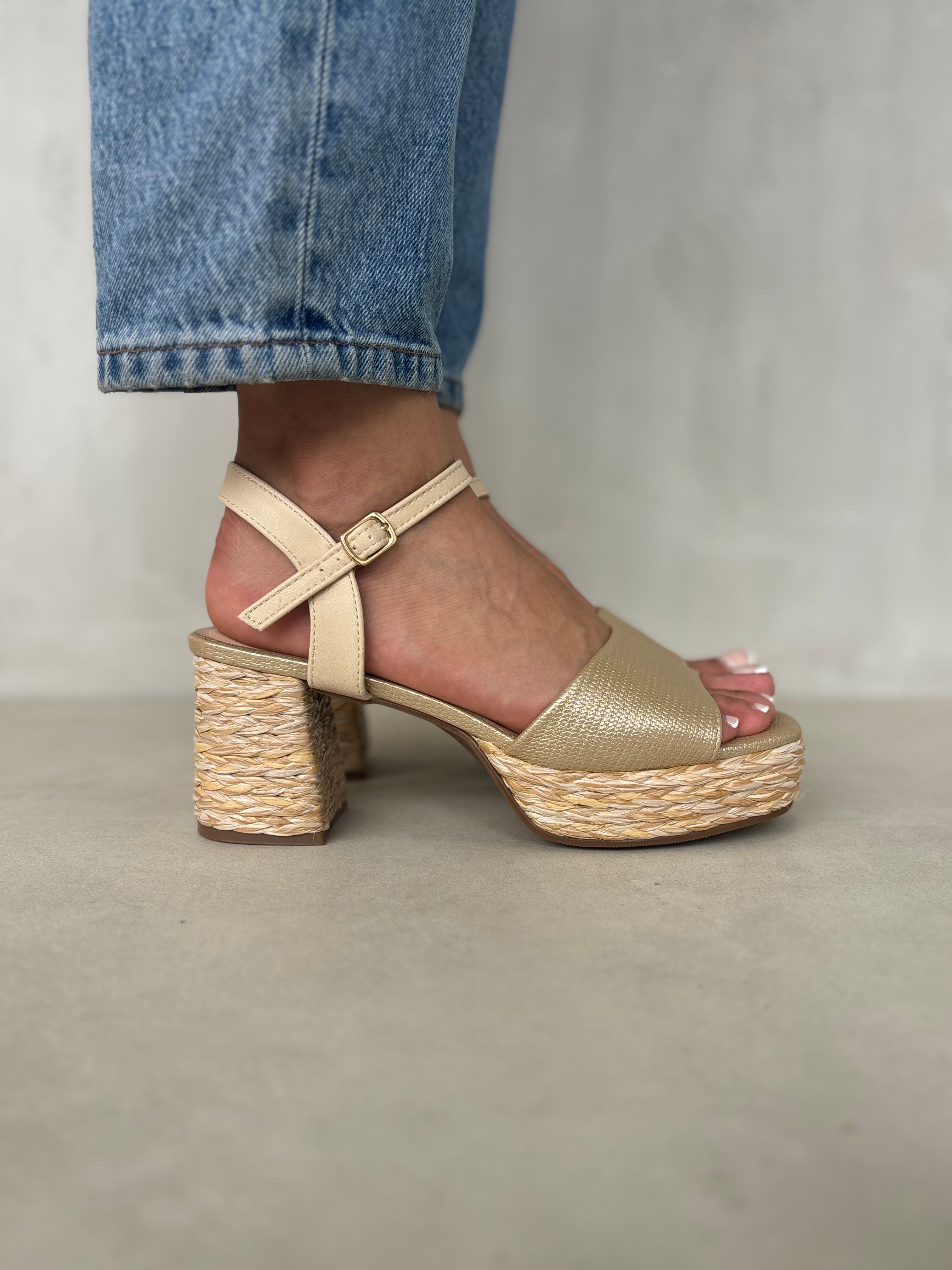 Sandalias Plataforma Beige Dorado 13751 Aporta Altura Con Comodidad Y Estilo Versátil Para Días Soleados