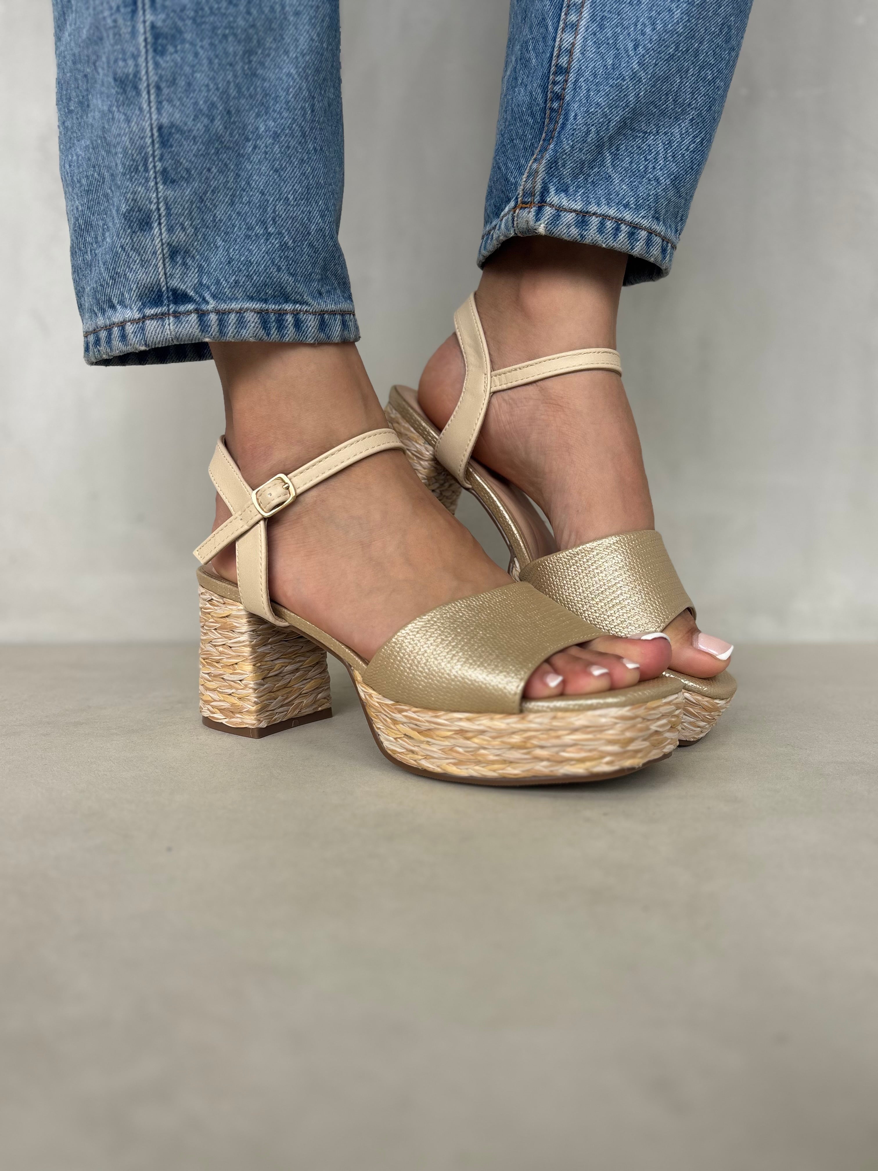 Sandalias Plataforma Beige Dorado 13751 Aporta Altura Con Comodidad Y Estilo Versátil Para Días Soleados