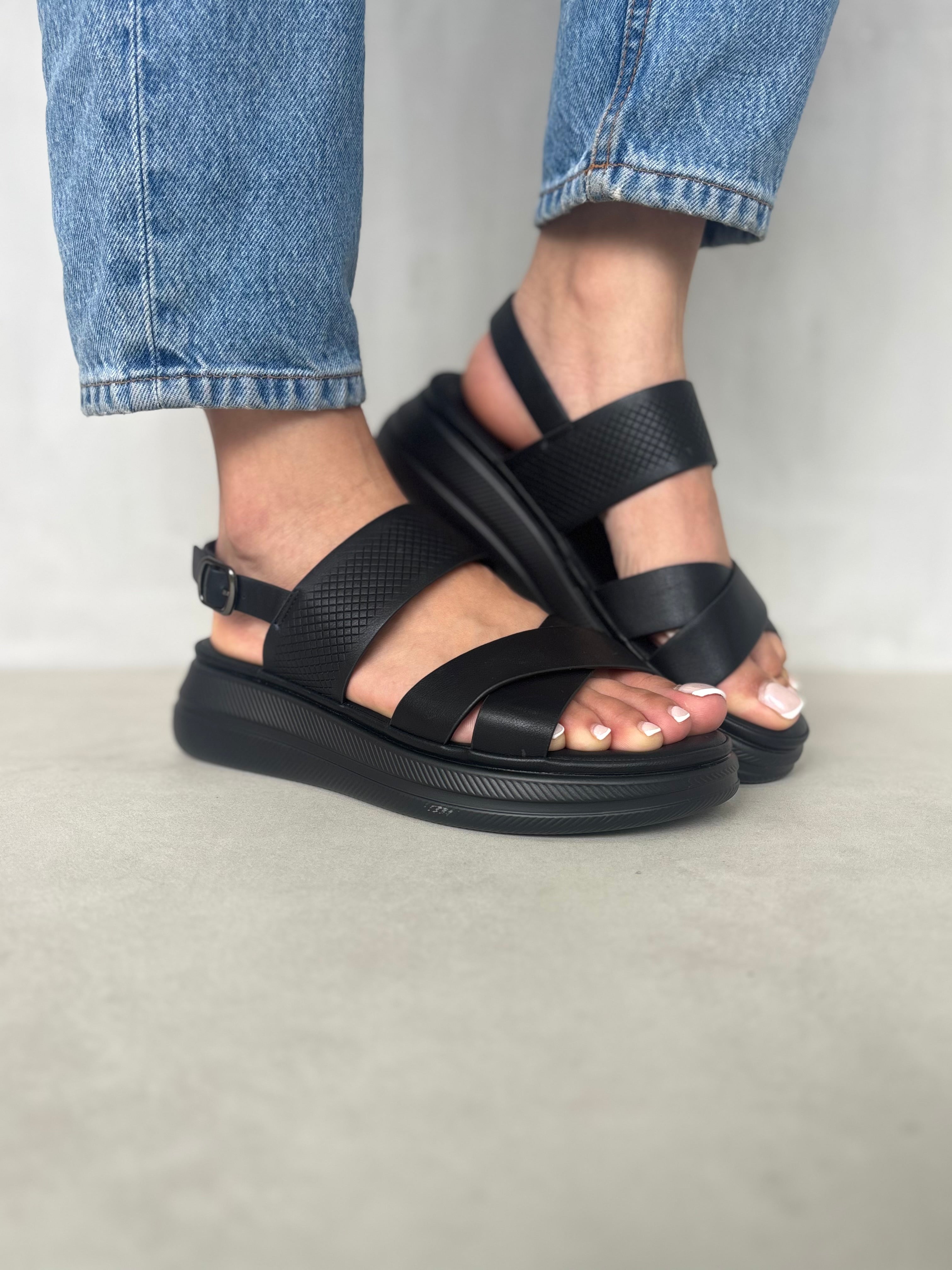 Sandalias Plataforma Urbana Negras 14026 Con Correa Ajustable Y Diseño Moderno Comodidad Elevada Y Sujeción Firme