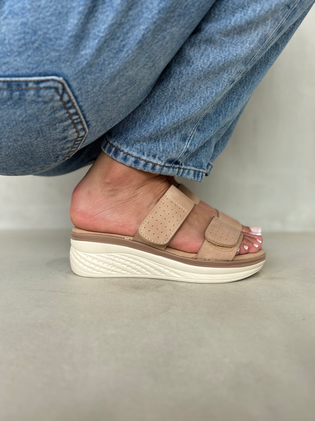 Sandalias Rosadas Confort Moderno 14364 Con Amortiguación Ligera Y Dos Correas Anchas Con Velcro