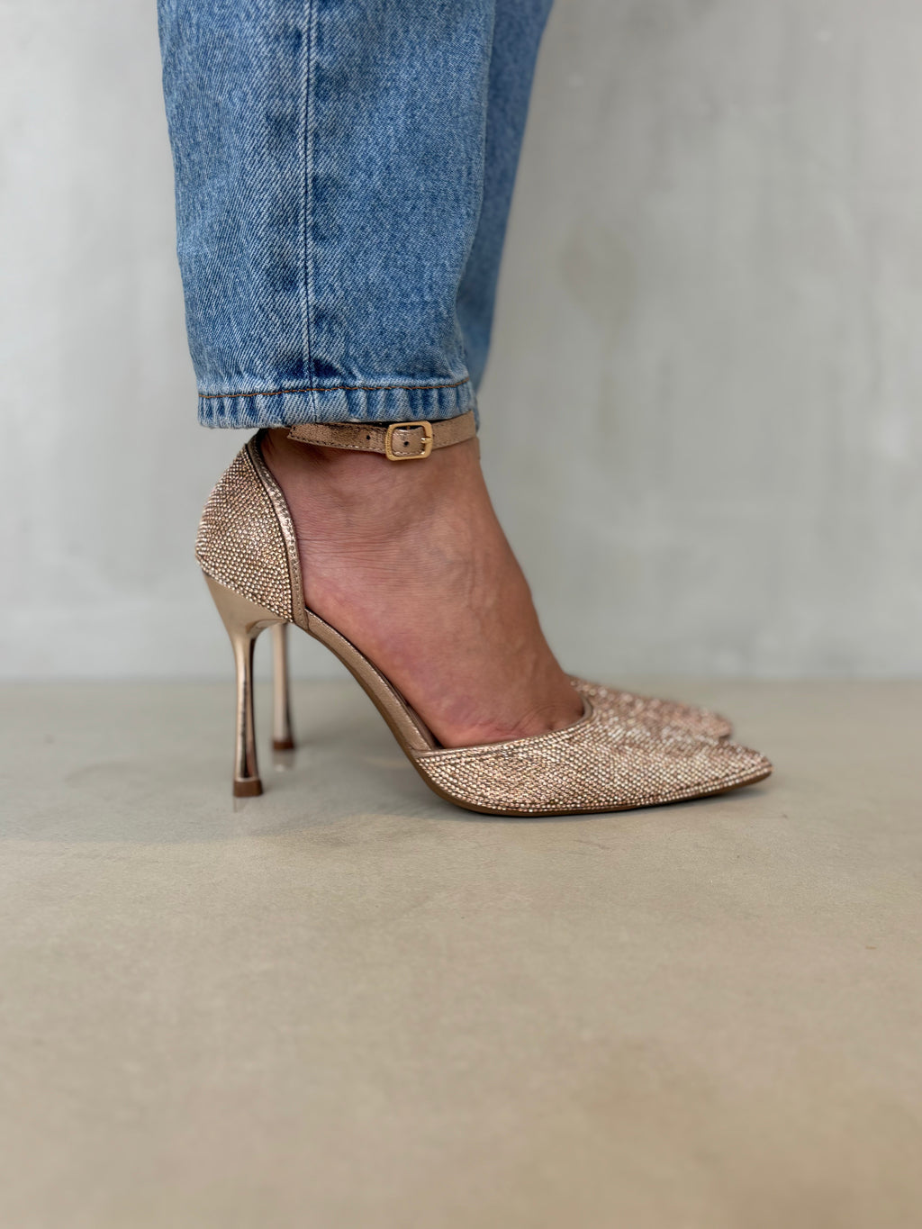 Tacones Rosa Gold con Brillos Finos y Correa al Tobillo Elegancia Sofisticada – 14262