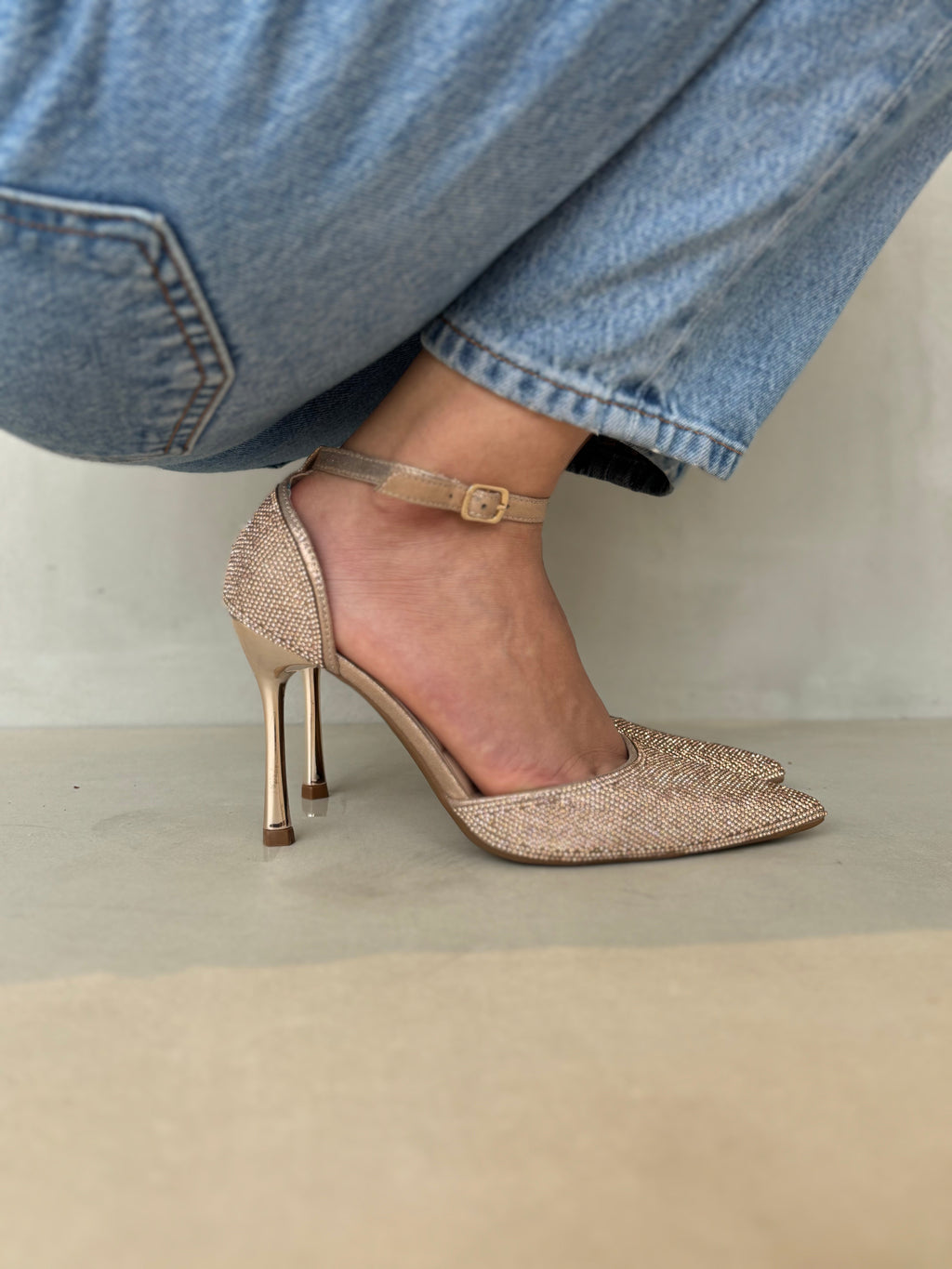 Tacones Rosa Gold con Brillos Finos y Correa al Tobillo Elegancia Sofisticada – 14262