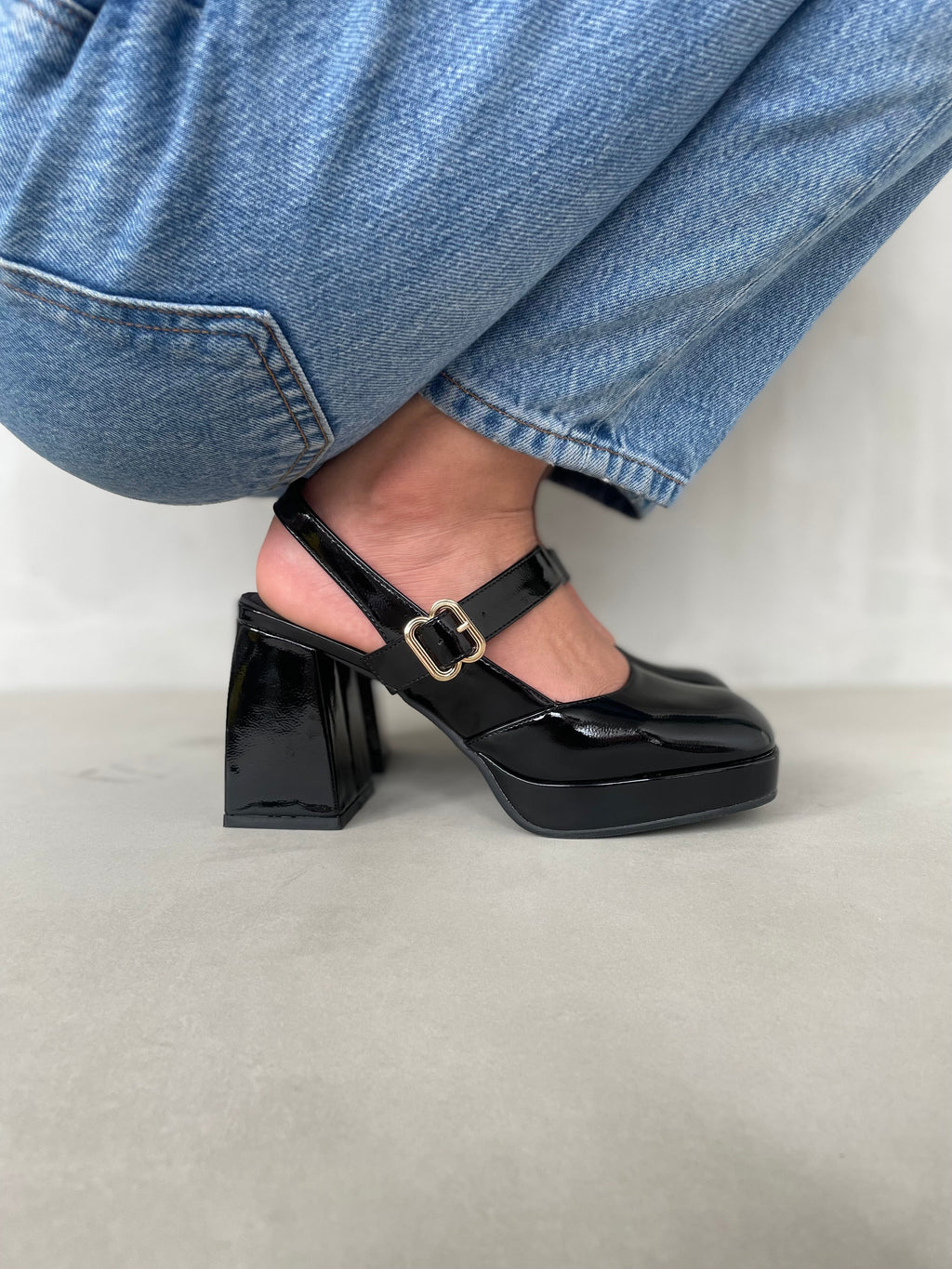 Zapatos Plataforma Charol Negro Con Tacón Grueso Y Hebilla Metálica - Estilo Retro - 13761