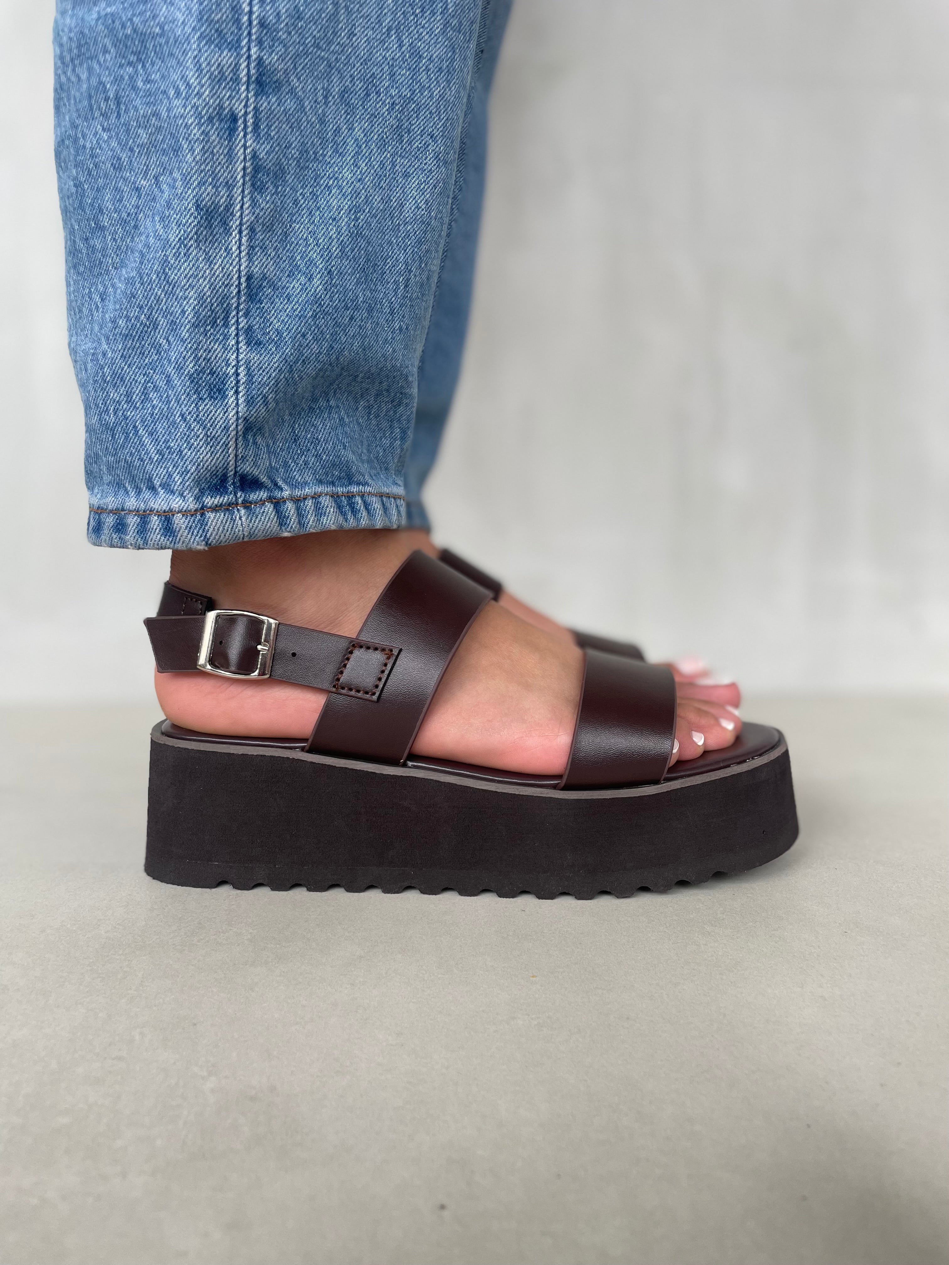 Sandalias Café Oscuro Con Plataforma Alta, Tiras Anchas Y Hebilla Ajustable – 14270