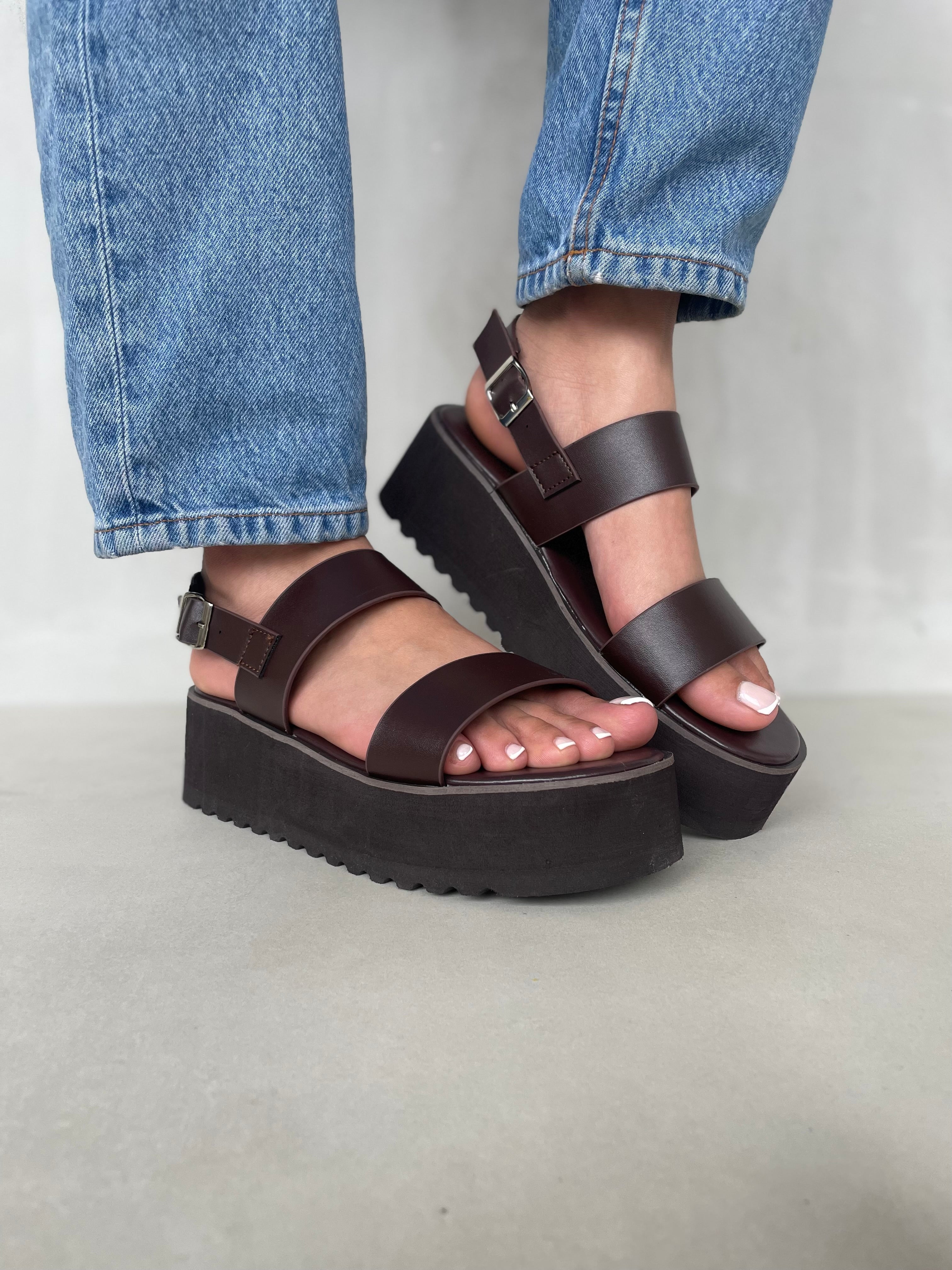 Sandalias Café Oscuro Con Plataforma Alta, Tiras Anchas Y Hebilla Ajustable – 14270