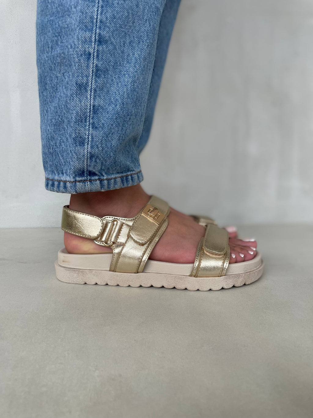 Sandalias Aura Dorada 14418 Con Hebilla Ajustable Suela Ergonómica Estilo Brillante Y Sofisticado