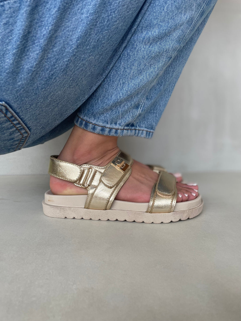 Sandalias Aura Dorada 14418 Con Hebilla Ajustable Suela Ergonómica Estilo Brillante Y Sofisticado