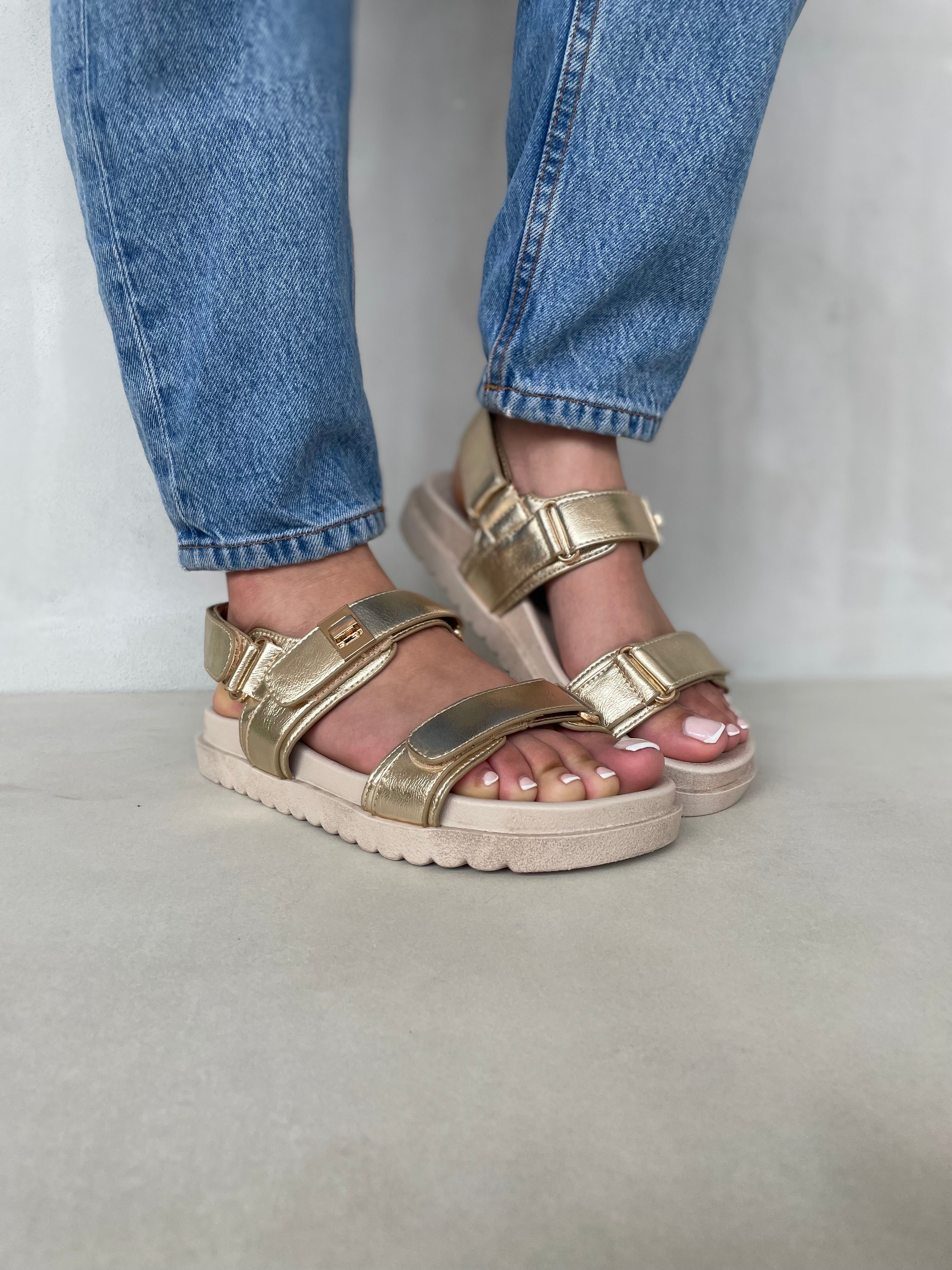 Sandalias Aura Dorada 14418 Con Hebilla Ajustable Suela Ergonómica Estilo Brillante Y Sofisticado