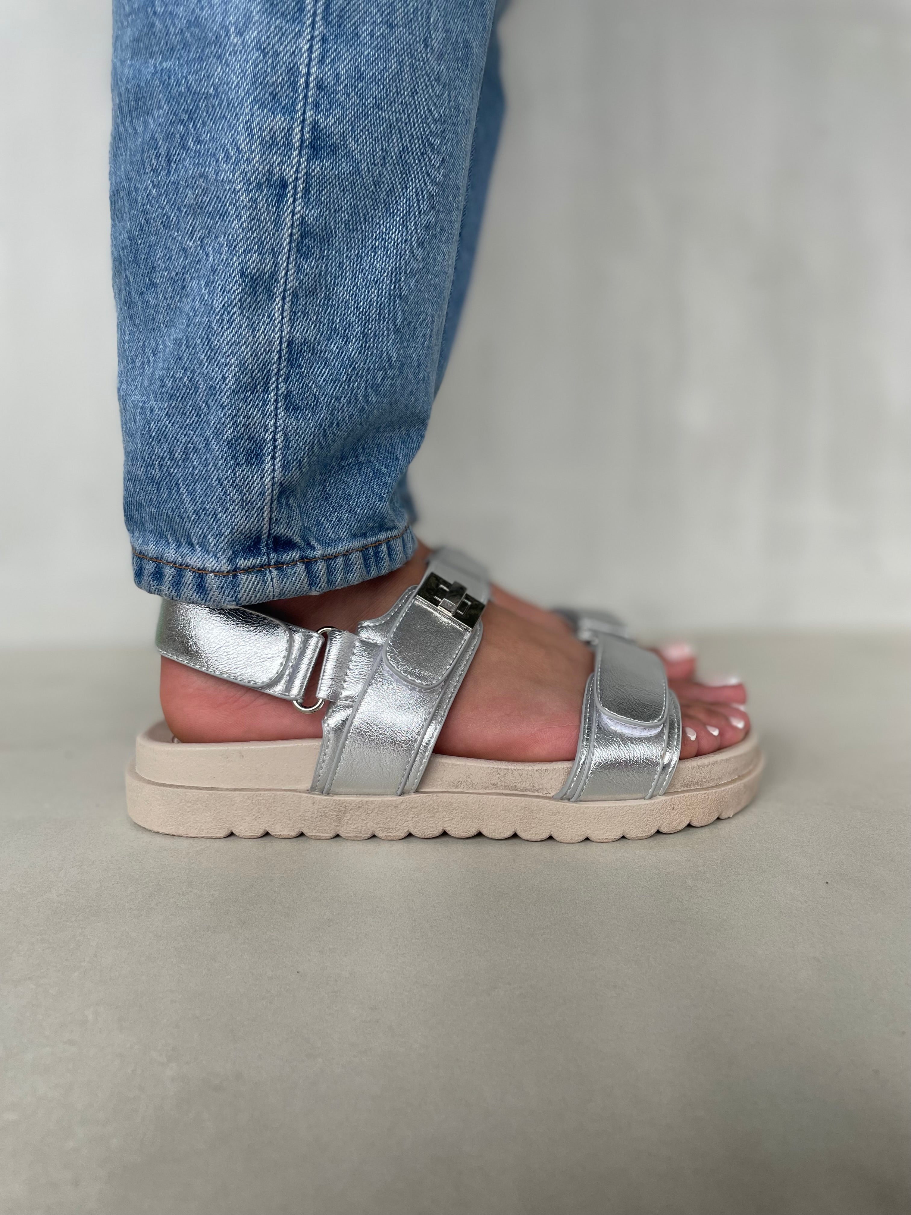 Sandalias Plateadas Con Hebilla 14419 Con Suela Ergonómica Texturizada Para Soporte Y Confort