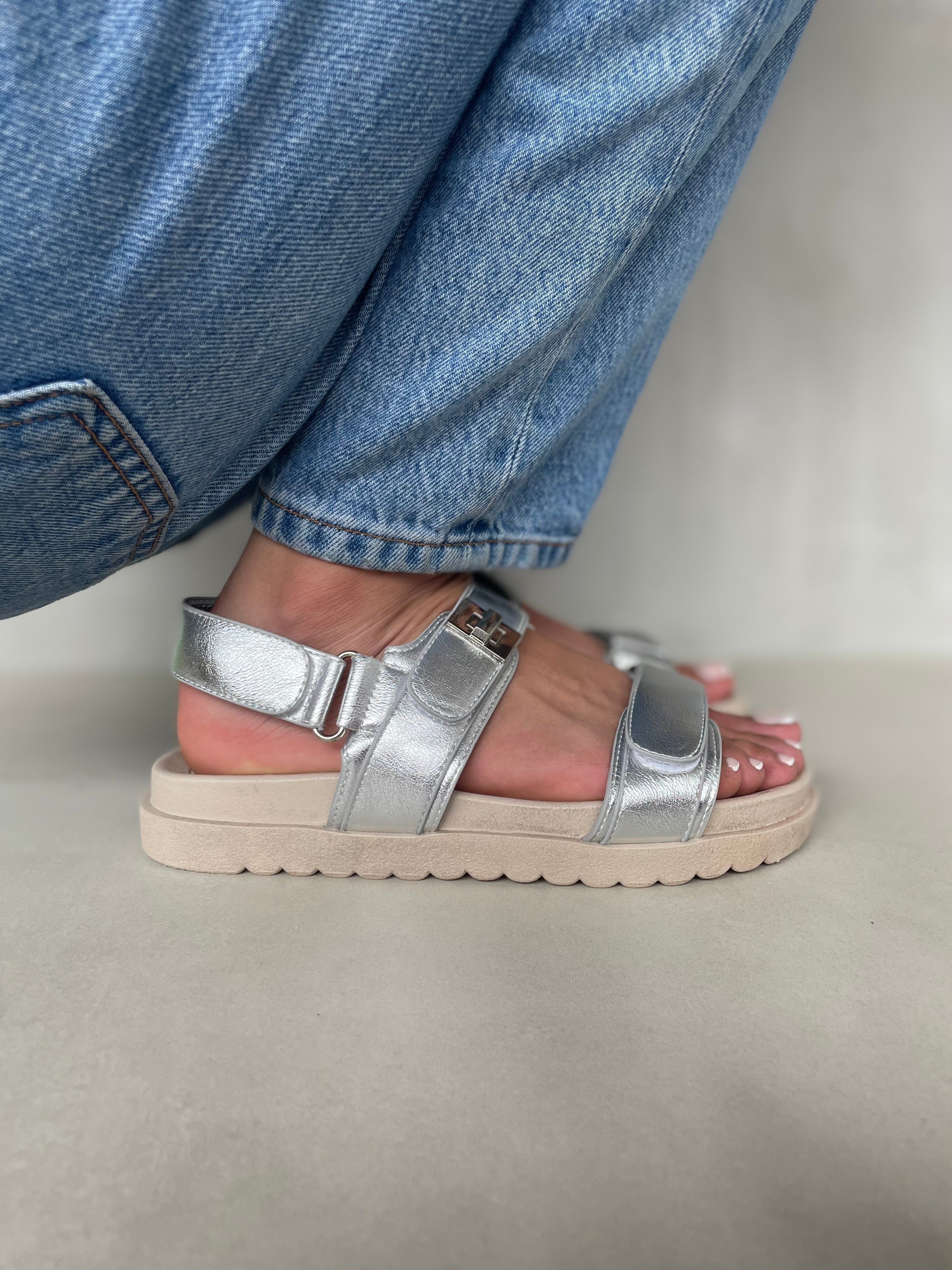 Sandalias Plateadas Con Hebilla 14419 Con Suela Ergonómica Texturizada Para Soporte Y Confort