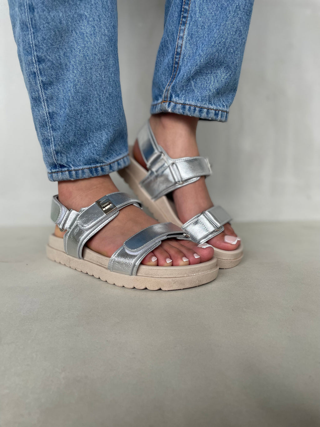 Sandalias Plateadas Con Hebilla 14419 Con Suela Ergonómica Texturizada Para Soporte Y Confort