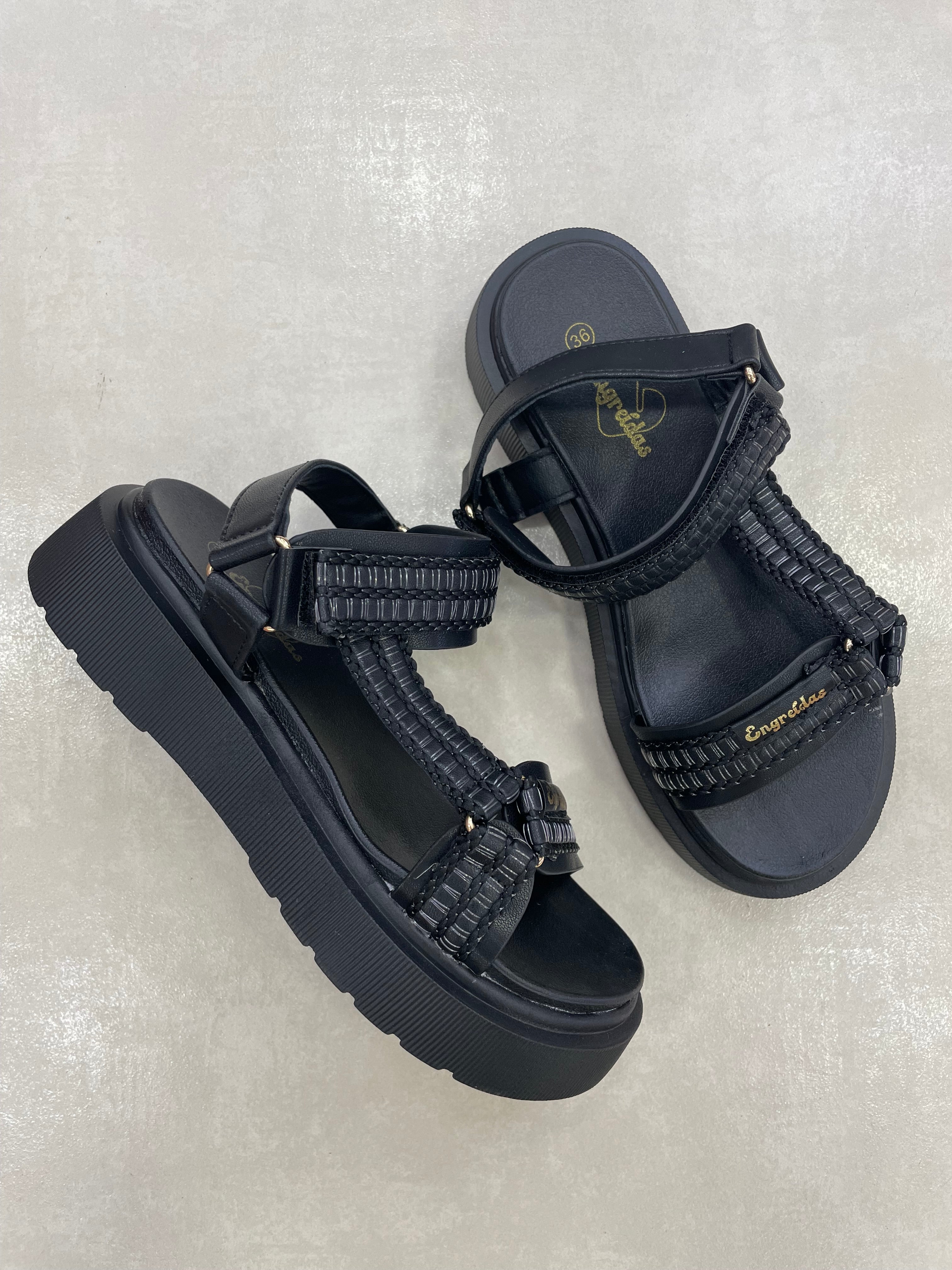 Sandalias Negras con Plataforma y Tiras Ajustables Textura Reptil Estilo Urbano Contemporáneo - 14275