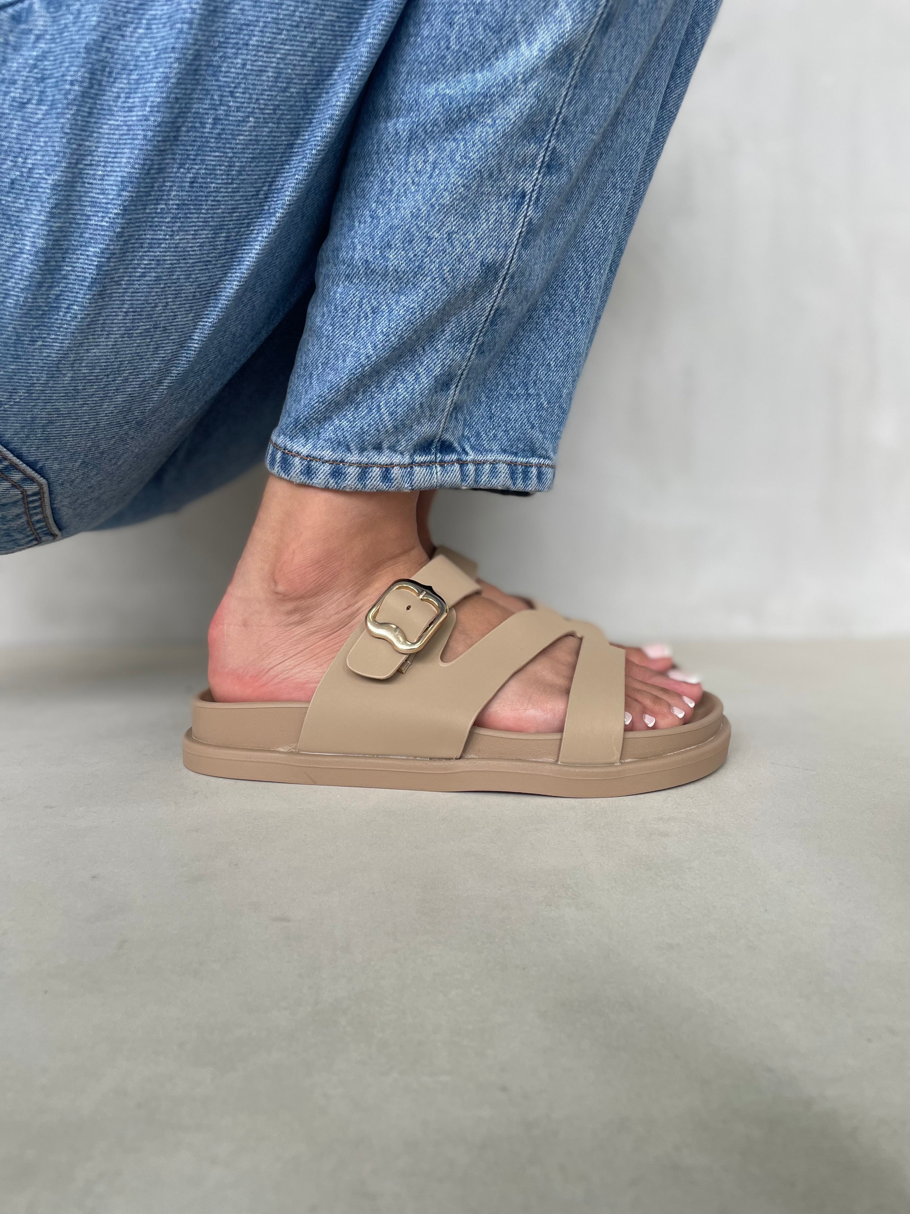 Sandalias Beige Con Hebilla Dorada Y Tiras Cruzadas Comodidad Sofisticada Para Verano 14475
