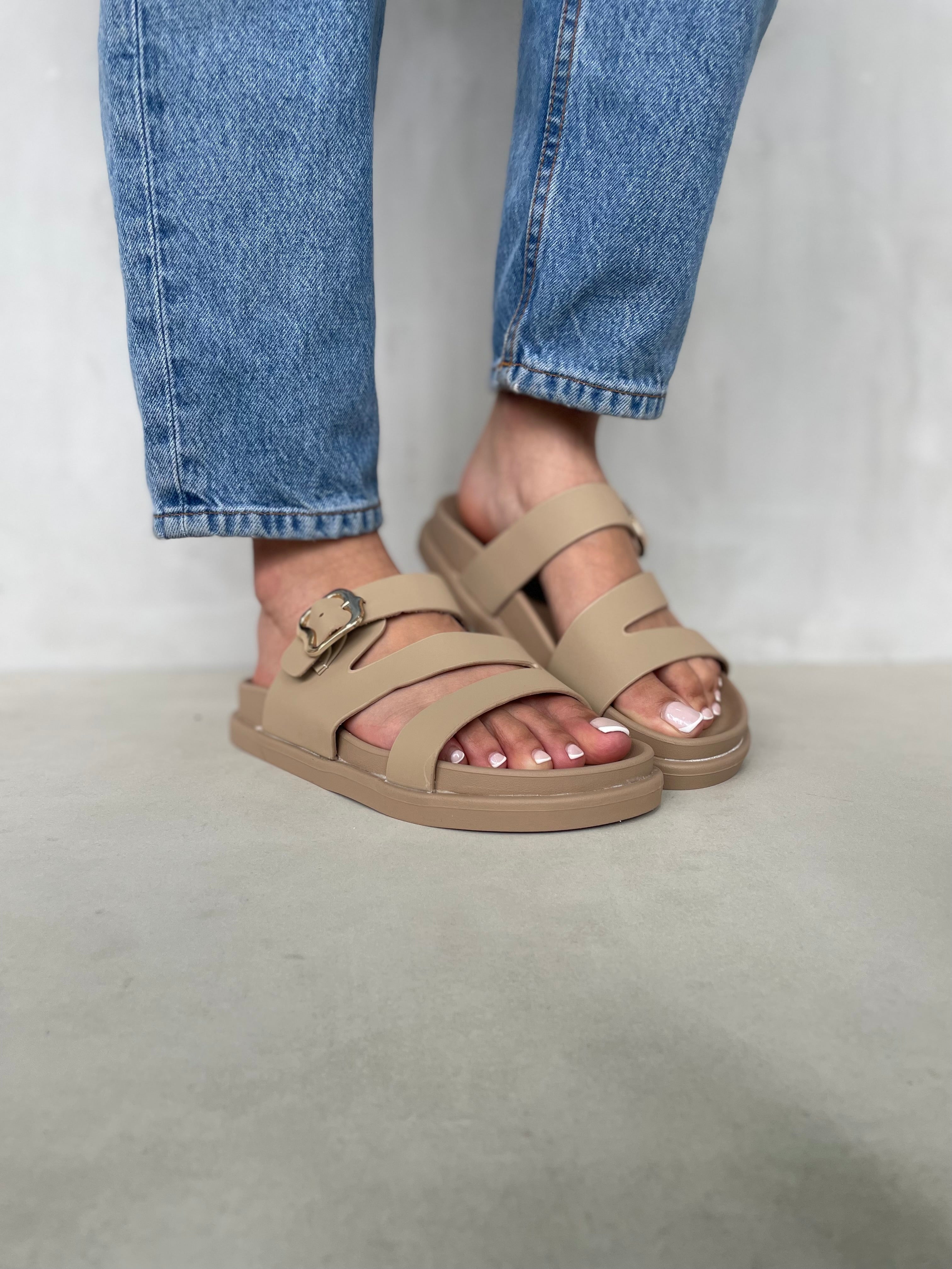 Sandalias Beige Con Hebilla Dorada Y Tiras Cruzadas Comodidad Sofisticada Para Verano 14475